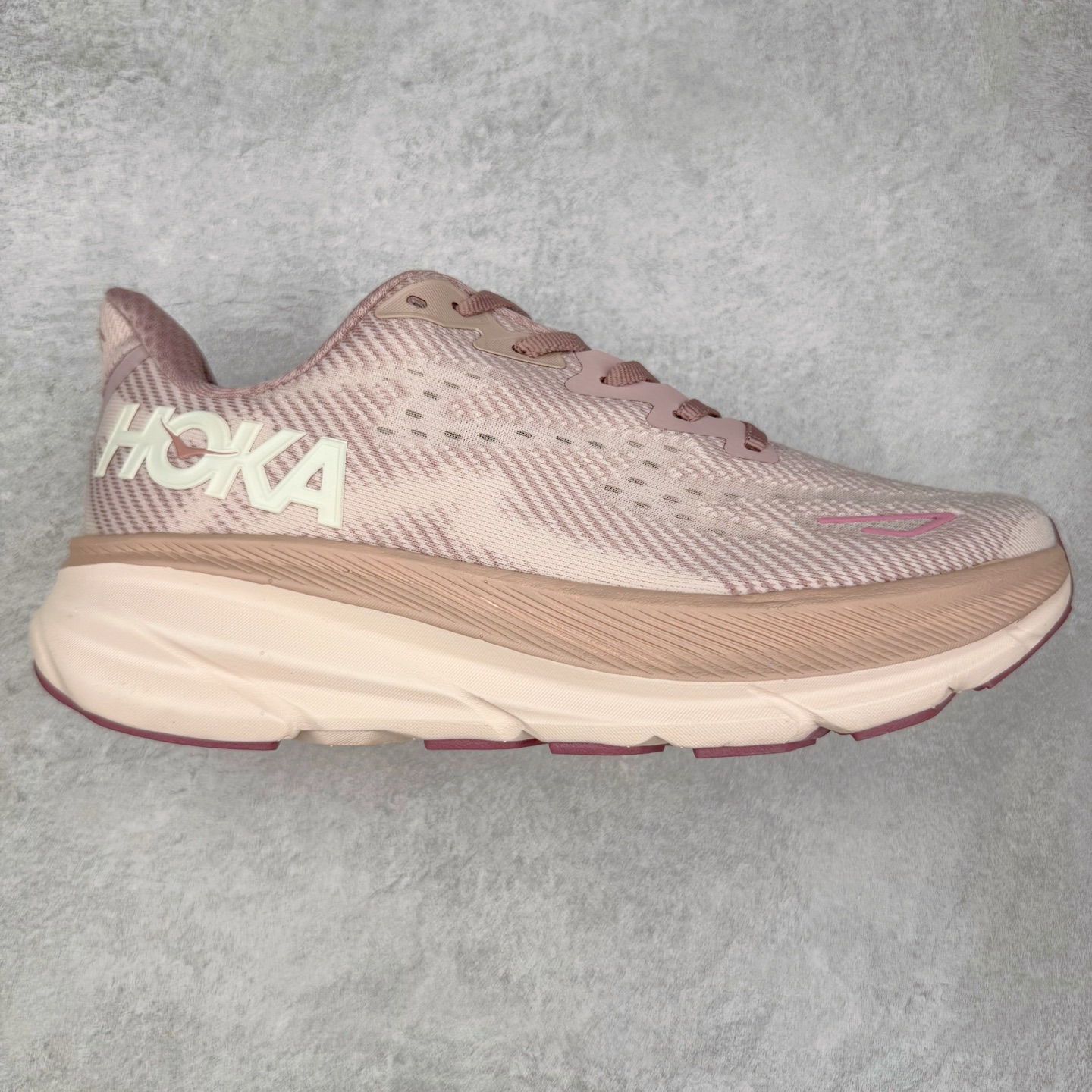 图片[3]-HOKA ONE ONE Clifton 克里夫顿9代专业性能减震公路跑步鞋 轻盈透气的针织网面和纱线的使用让鞋面更挺拔 增强鞋面的强度和支撑性能 搭配柔软的鞋舌 让双脚在舒适包裹中跑的更加畅快 全新泡棉中底 柔软的同时增强回弹性能 为不同跑者提供更平稳流畅的脚感 带来全面的缓冲保护 根据人体工程学设计的延长拉襟 后跟处弹软的海绵填充舒适固定 避免掉跟和摩擦 相比上一代光滑的内衬 Clifton 9的内衬增强了摩擦力 避免双脚在鞋内滑动 尺码：36 36.5 37.5 38 38.5 39 40 40.5 41 42 42.5 43 44 44.5 45-选品中心