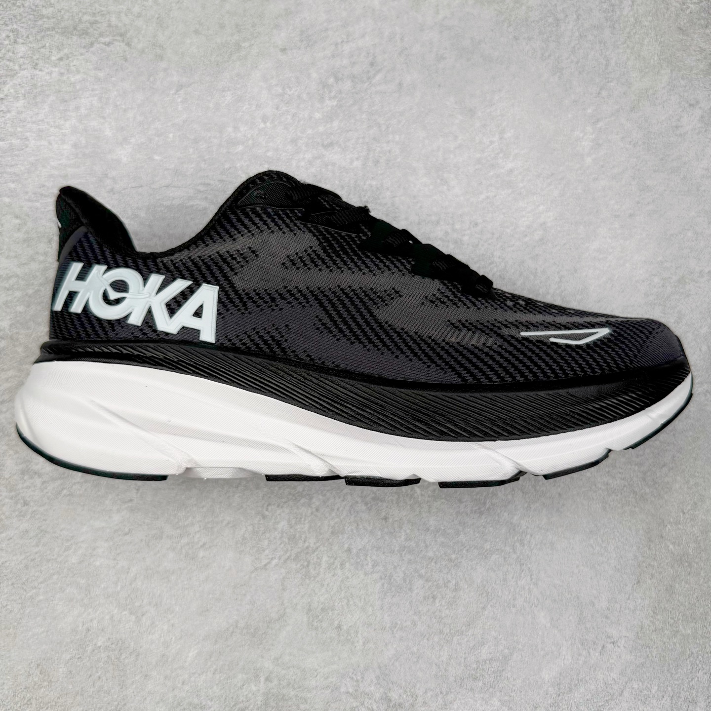 图片[2]-HOKA ONE ONE Clifton 克里夫顿9代专业性能减震公路跑步鞋 轻盈透气的针织网面和纱线的使用让鞋面更挺拔 增强鞋面的强度和支撑性能 搭配柔软的鞋舌 让双脚在舒适包裹中跑的更加畅快 全新泡棉中底 柔软的同时增强回弹性能 为不同跑者提供更平稳流畅的脚感 带来全面的缓冲保护 根据人体工程学设计的延长拉襟 后跟处弹软的海绵填充舒适固定 避免掉跟和摩擦 相比上一代光滑的内衬 Clifton 9的内衬增强了摩擦力 避免双脚在鞋内滑动 尺码：36 36.5 37.5 38 38.5 39 40 40.5 41 42 42.5 43 44 44.5 45-选品中心