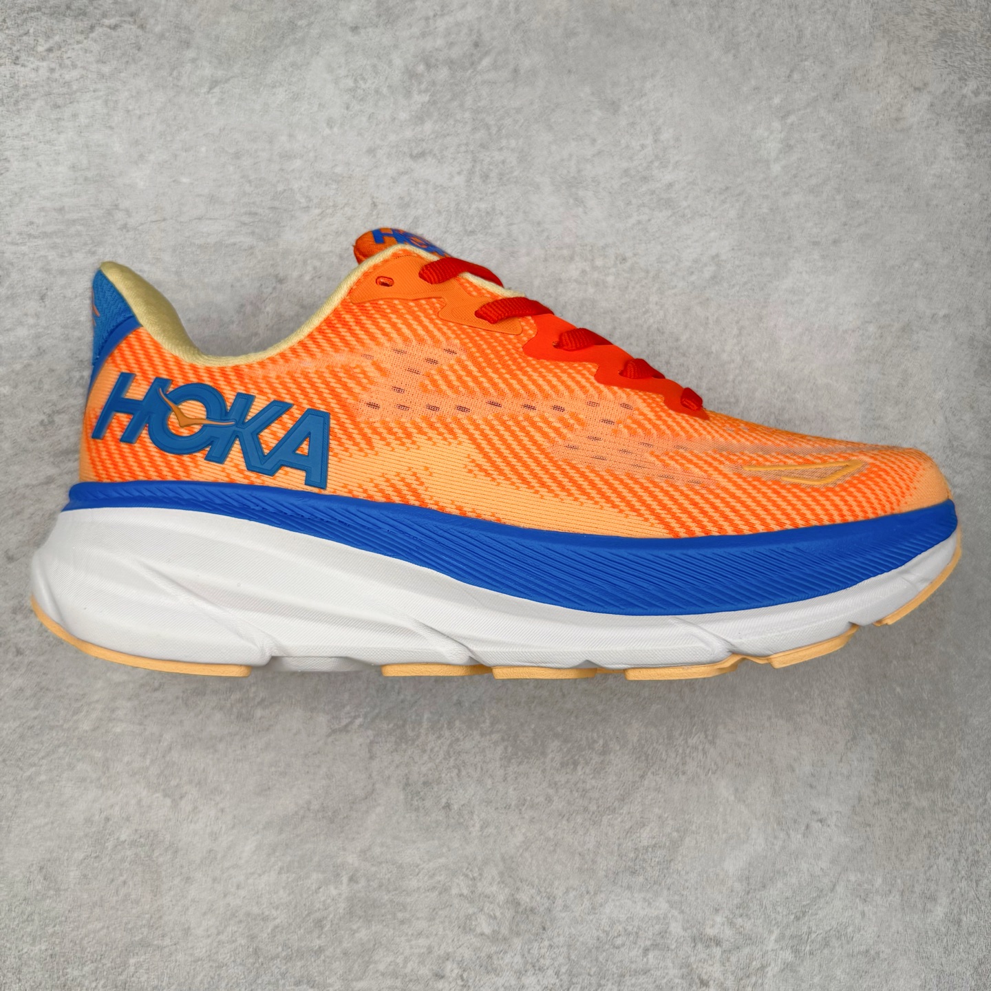 图片[7]-HOKA ONE ONE Clifton 克里夫顿9代专业性能减震公路跑步鞋 轻盈透气的针织网面和纱线的使用让鞋面更挺拔 增强鞋面的强度和支撑性能 搭配柔软的鞋舌 让双脚在舒适包裹中跑的更加畅快 全新泡棉中底 柔软的同时增强回弹性能 为不同跑者提供更平稳流畅的脚感 带来全面的缓冲保护 根据人体工程学设计的延长拉襟 后跟处弹软的海绵填充舒适固定 避免掉跟和摩擦 相比上一代光滑的内衬 Clifton 9的内衬增强了摩擦力 避免双脚在鞋内滑动 尺码：36 36.5 37.5 38 38.5 39 40 40.5 41 42 42.5 43 44 44.5 45-选品中心