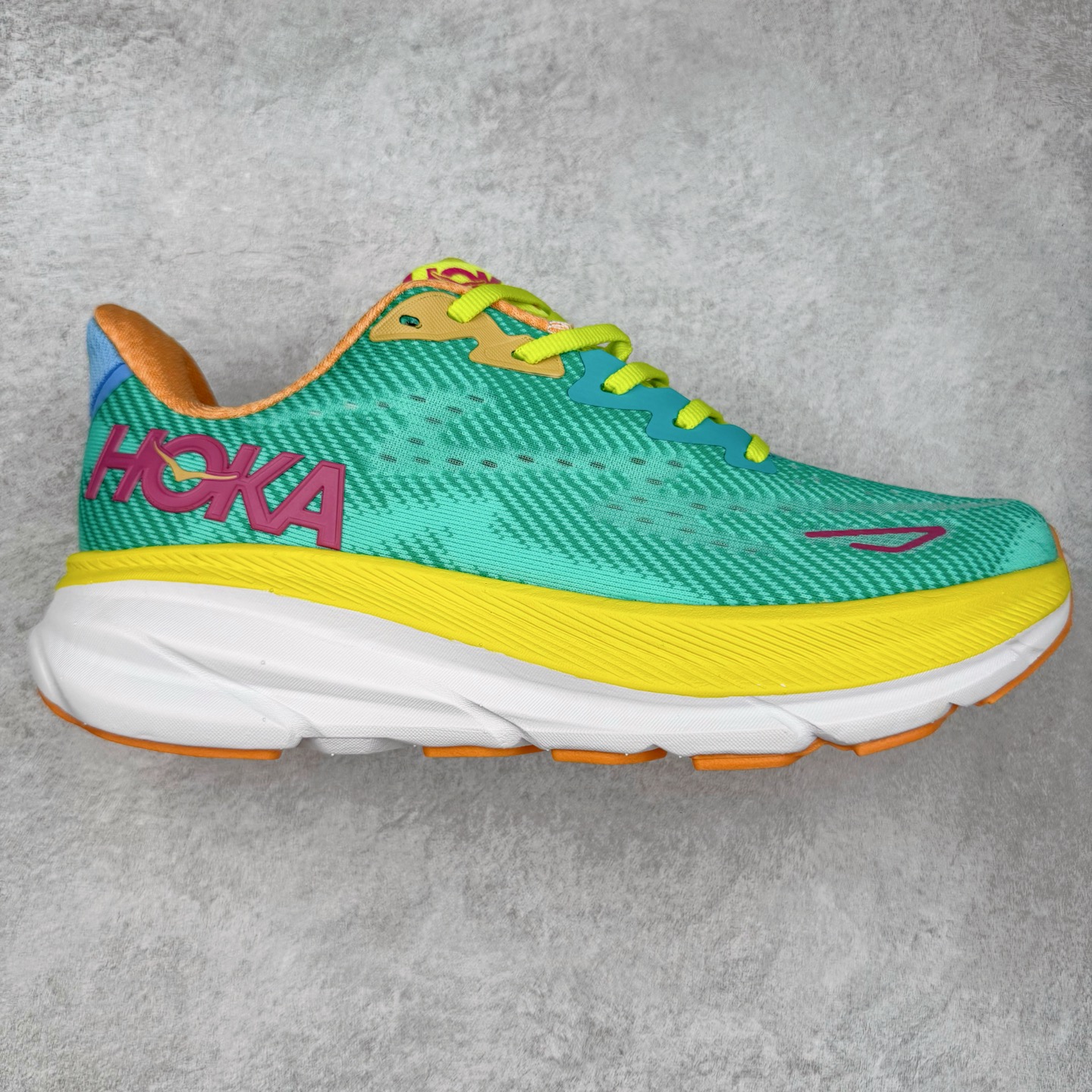 图片[9]-HOKA ONE ONE Clifton 克里夫顿9代专业性能减震公路跑步鞋 轻盈透气的针织网面和纱线的使用让鞋面更挺拔 增强鞋面的强度和支撑性能 搭配柔软的鞋舌 让双脚在舒适包裹中跑的更加畅快 全新泡棉中底 柔软的同时增强回弹性能 为不同跑者提供更平稳流畅的脚感 带来全面的缓冲保护 根据人体工程学设计的延长拉襟 后跟处弹软的海绵填充舒适固定 避免掉跟和摩擦 相比上一代光滑的内衬 Clifton 9的内衬增强了摩擦力 避免双脚在鞋内滑动 尺码：36 36.5 37.5 38 38.5 39 40 40.5 41 42 42.5 43 44 44.5 45-选品中心