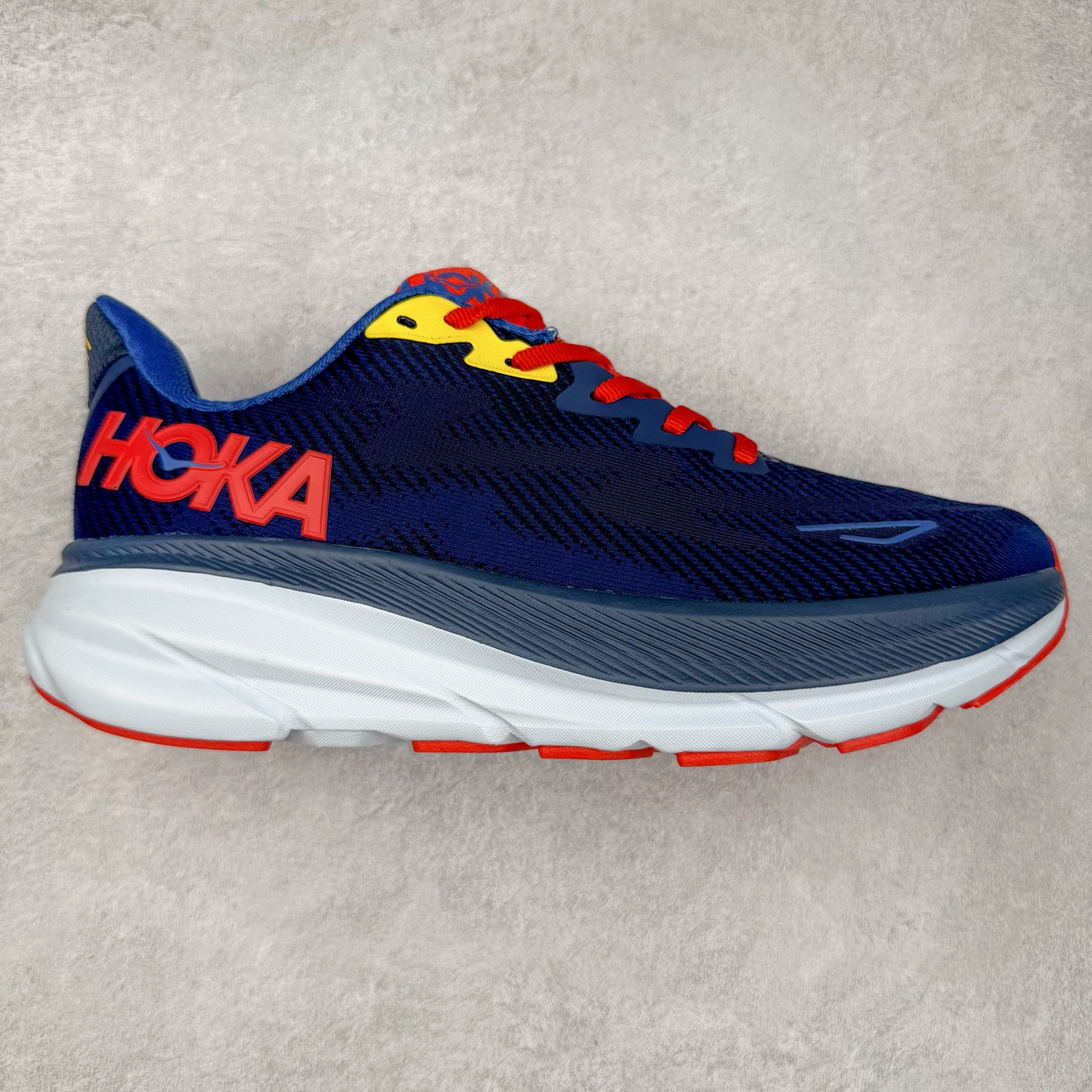 图片[8]-HOKA ONE ONE Clifton 克里夫顿9代专业性能减震公路跑步鞋 轻盈透气的针织网面和纱线的使用让鞋面更挺拔 增强鞋面的强度和支撑性能 搭配柔软的鞋舌 让双脚在舒适包裹中跑的更加畅快 全新泡棉中底 柔软的同时增强回弹性能 为不同跑者提供更平稳流畅的脚感 带来全面的缓冲保护 根据人体工程学设计的延长拉襟 后跟处弹软的海绵填充舒适固定 避免掉跟和摩擦 相比上一代光滑的内衬 Clifton 9的内衬增强了摩擦力 避免双脚在鞋内滑动 尺码：36 36.5 37.5 38 38.5 39 40 40.5 41 42 42.5 43 44 44.5 45-选品中心