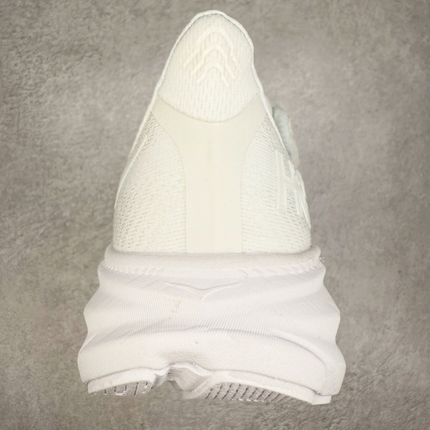 图片[8]-HOKA ONE ONE Clifton 克里夫顿9代专业性能减震公路跑步鞋 轻盈透气的针织网面和纱线的使用让鞋面更挺拔 增强鞋面的强度和支撑性能 搭配柔软的鞋舌 让双脚在舒适包裹中跑的更加畅快 全新泡棉中底 柔软的同时增强回弹性能 为不同跑者提供更平稳流畅的脚感 带来全面的缓冲保护 根据人体工程学设计的延长拉襟 后跟处弹软的海绵填充舒适固定 避免掉跟和摩擦 相比上一代光滑的内衬 Clifton 9的内衬增强了摩擦力 避免双脚在鞋内滑动 尺码：36 36.5 37.5 38 38.5 39 40 40.5 41 42 42.5 43 44 44.5 45-选品中心