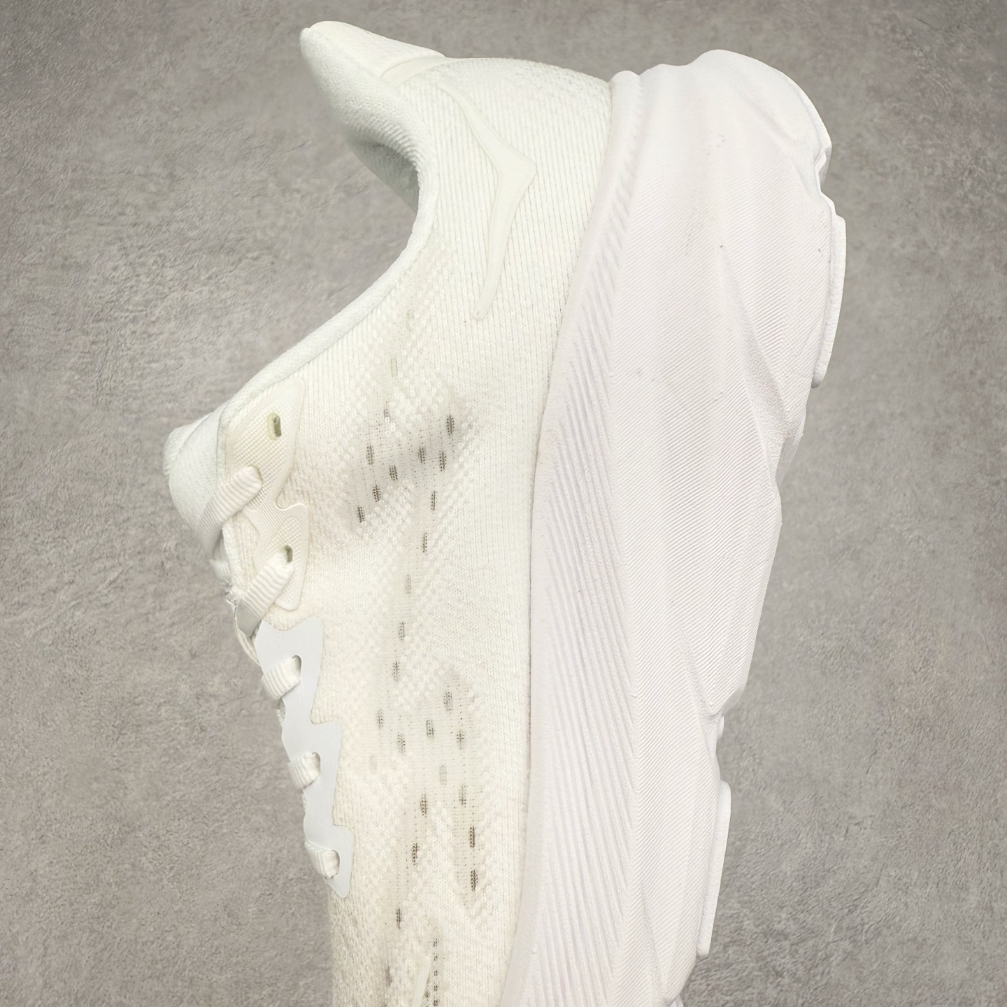 图片[7]-HOKA ONE ONE Clifton 克里夫顿9代专业性能减震公路跑步鞋 轻盈透气的针织网面和纱线的使用让鞋面更挺拔 增强鞋面的强度和支撑性能 搭配柔软的鞋舌 让双脚在舒适包裹中跑的更加畅快 全新泡棉中底 柔软的同时增强回弹性能 为不同跑者提供更平稳流畅的脚感 带来全面的缓冲保护 根据人体工程学设计的延长拉襟 后跟处弹软的海绵填充舒适固定 避免掉跟和摩擦 相比上一代光滑的内衬 Clifton 9的内衬增强了摩擦力 避免双脚在鞋内滑动 尺码：36 36.5 37.5 38 38.5 39 40 40.5 41 42 42.5 43 44 44.5 45-选品中心