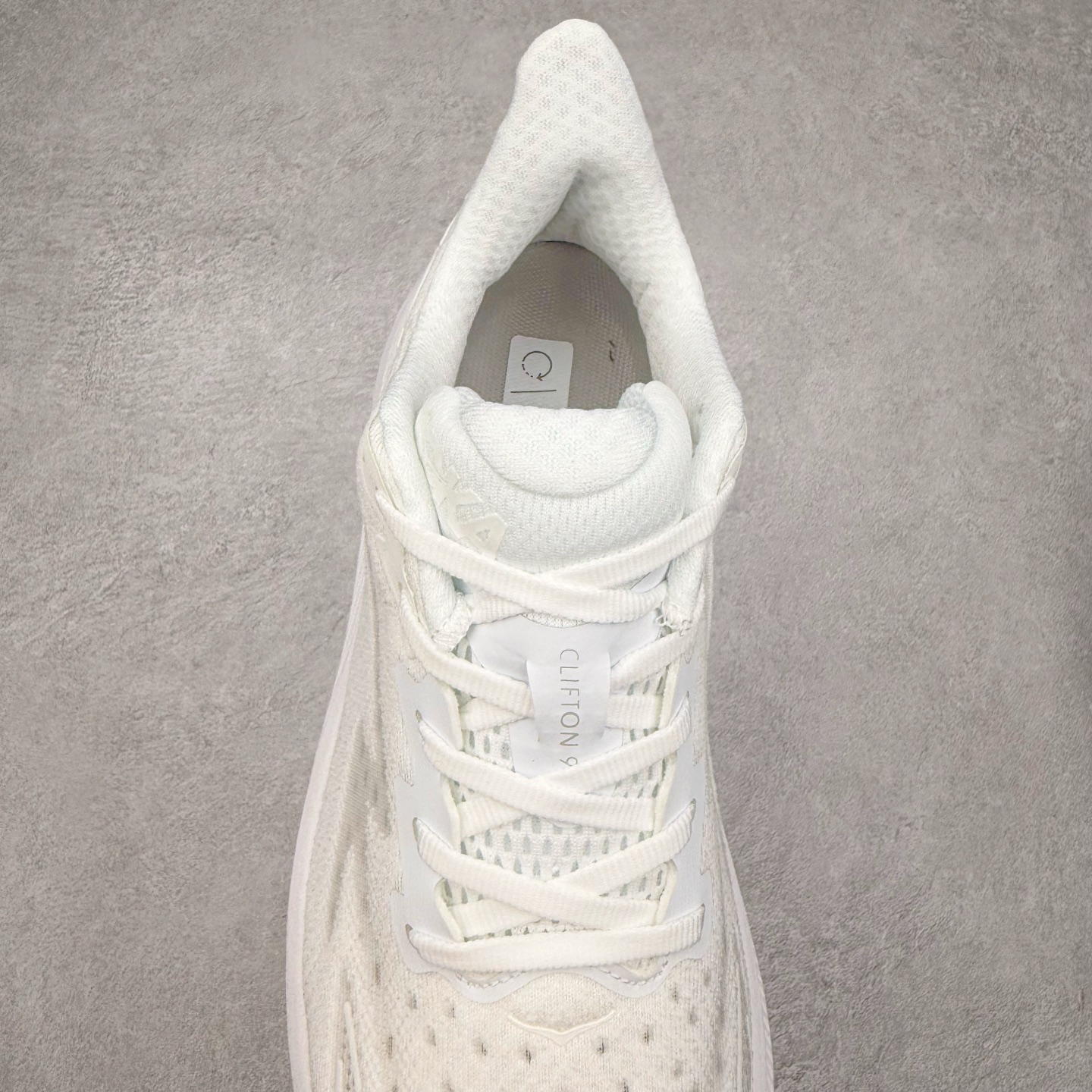 图片[5]-HOKA ONE ONE Clifton 克里夫顿9代专业性能减震公路跑步鞋 轻盈透气的针织网面和纱线的使用让鞋面更挺拔 增强鞋面的强度和支撑性能 搭配柔软的鞋舌 让双脚在舒适包裹中跑的更加畅快 全新泡棉中底 柔软的同时增强回弹性能 为不同跑者提供更平稳流畅的脚感 带来全面的缓冲保护 根据人体工程学设计的延长拉襟 后跟处弹软的海绵填充舒适固定 避免掉跟和摩擦 相比上一代光滑的内衬 Clifton 9的内衬增强了摩擦力 避免双脚在鞋内滑动 尺码：36 36.5 37.5 38 38.5 39 40 40.5 41 42 42.5 43 44 44.5 45-选品中心