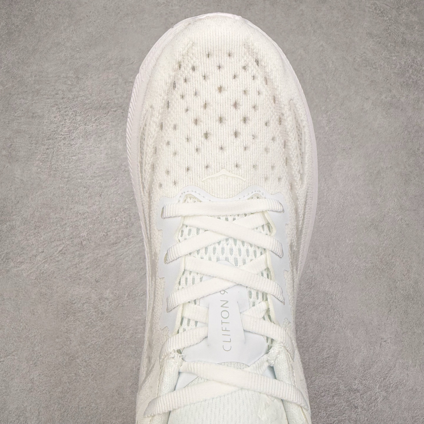 图片[4]-HOKA ONE ONE Clifton 克里夫顿9代专业性能减震公路跑步鞋 轻盈透气的针织网面和纱线的使用让鞋面更挺拔 增强鞋面的强度和支撑性能 搭配柔软的鞋舌 让双脚在舒适包裹中跑的更加畅快 全新泡棉中底 柔软的同时增强回弹性能 为不同跑者提供更平稳流畅的脚感 带来全面的缓冲保护 根据人体工程学设计的延长拉襟 后跟处弹软的海绵填充舒适固定 避免掉跟和摩擦 相比上一代光滑的内衬 Clifton 9的内衬增强了摩擦力 避免双脚在鞋内滑动 尺码：36 36.5 37.5 38 38.5 39 40 40.5 41 42 42.5 43 44 44.5 45-选品中心