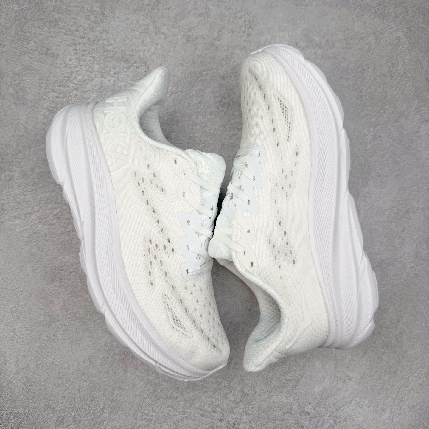 图片[3]-HOKA ONE ONE Clifton 克里夫顿9代专业性能减震公路跑步鞋 轻盈透气的针织网面和纱线的使用让鞋面更挺拔 增强鞋面的强度和支撑性能 搭配柔软的鞋舌 让双脚在舒适包裹中跑的更加畅快 全新泡棉中底 柔软的同时增强回弹性能 为不同跑者提供更平稳流畅的脚感 带来全面的缓冲保护 根据人体工程学设计的延长拉襟 后跟处弹软的海绵填充舒适固定 避免掉跟和摩擦 相比上一代光滑的内衬 Clifton 9的内衬增强了摩擦力 避免双脚在鞋内滑动 尺码：36 36.5 37.5 38 38.5 39 40 40.5 41 42 42.5 43 44 44.5 45-选品中心