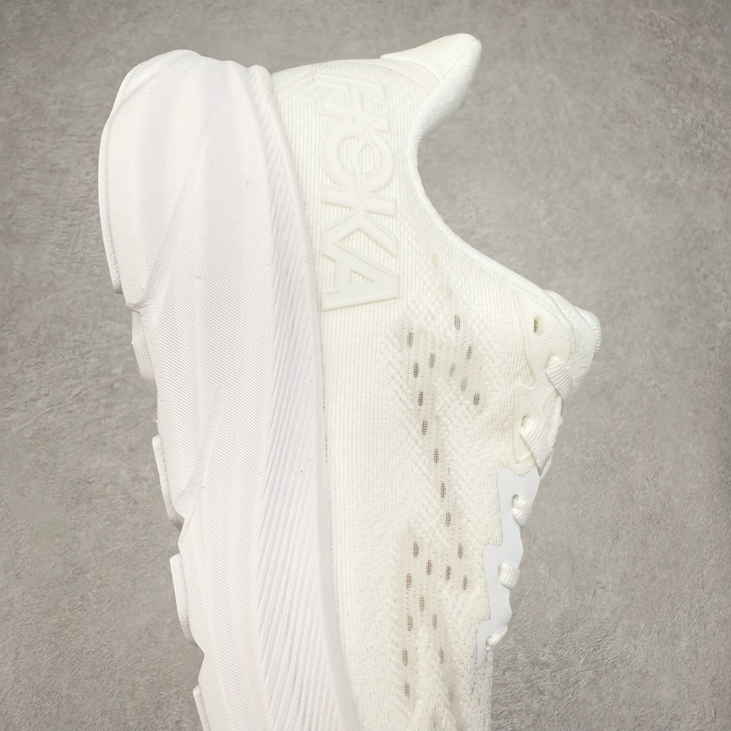 图片[6]-HOKA ONE ONE Clifton 克里夫顿9代专业性能减震公路跑步鞋 轻盈透气的针织网面和纱线的使用让鞋面更挺拔 增强鞋面的强度和支撑性能 搭配柔软的鞋舌 让双脚在舒适包裹中跑的更加畅快 全新泡棉中底 柔软的同时增强回弹性能 为不同跑者提供更平稳流畅的脚感 带来全面的缓冲保护 根据人体工程学设计的延长拉襟 后跟处弹软的海绵填充舒适固定 避免掉跟和摩擦 相比上一代光滑的内衬 Clifton 9的内衬增强了摩擦力 避免双脚在鞋内滑动 尺码：36 36.5 37.5 38 38.5 39 40 40.5 41 42 42.5 43 44 44.5 45-选品中心