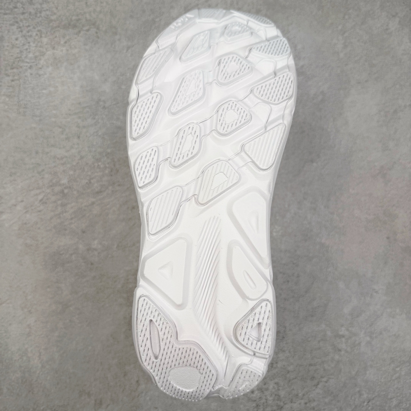 图片[9]-HOKA ONE ONE Clifton 克里夫顿9代专业性能减震公路跑步鞋 轻盈透气的针织网面和纱线的使用让鞋面更挺拔 增强鞋面的强度和支撑性能 搭配柔软的鞋舌 让双脚在舒适包裹中跑的更加畅快 全新泡棉中底 柔软的同时增强回弹性能 为不同跑者提供更平稳流畅的脚感 带来全面的缓冲保护 根据人体工程学设计的延长拉襟 后跟处弹软的海绵填充舒适固定 避免掉跟和摩擦 相比上一代光滑的内衬 Clifton 9的内衬增强了摩擦力 避免双脚在鞋内滑动 尺码：36 36.5 37.5 38 38.5 39 40 40.5 41 42 42.5 43 44 44.5 45-选品中心