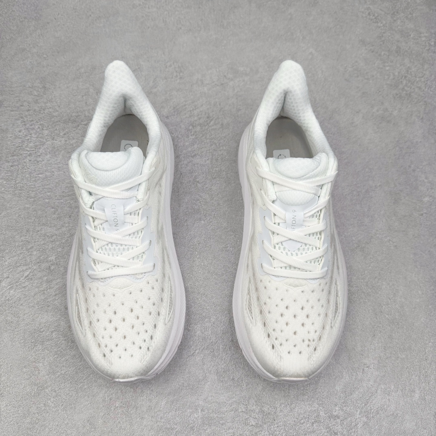 图片[2]-HOKA ONE ONE Clifton 克里夫顿9代专业性能减震公路跑步鞋 轻盈透气的针织网面和纱线的使用让鞋面更挺拔 增强鞋面的强度和支撑性能 搭配柔软的鞋舌 让双脚在舒适包裹中跑的更加畅快 全新泡棉中底 柔软的同时增强回弹性能 为不同跑者提供更平稳流畅的脚感 带来全面的缓冲保护 根据人体工程学设计的延长拉襟 后跟处弹软的海绵填充舒适固定 避免掉跟和摩擦 相比上一代光滑的内衬 Clifton 9的内衬增强了摩擦力 避免双脚在鞋内滑动 尺码：36 36.5 37.5 38 38.5 39 40 40.5 41 42 42.5 43 44 44.5 45-选品中心