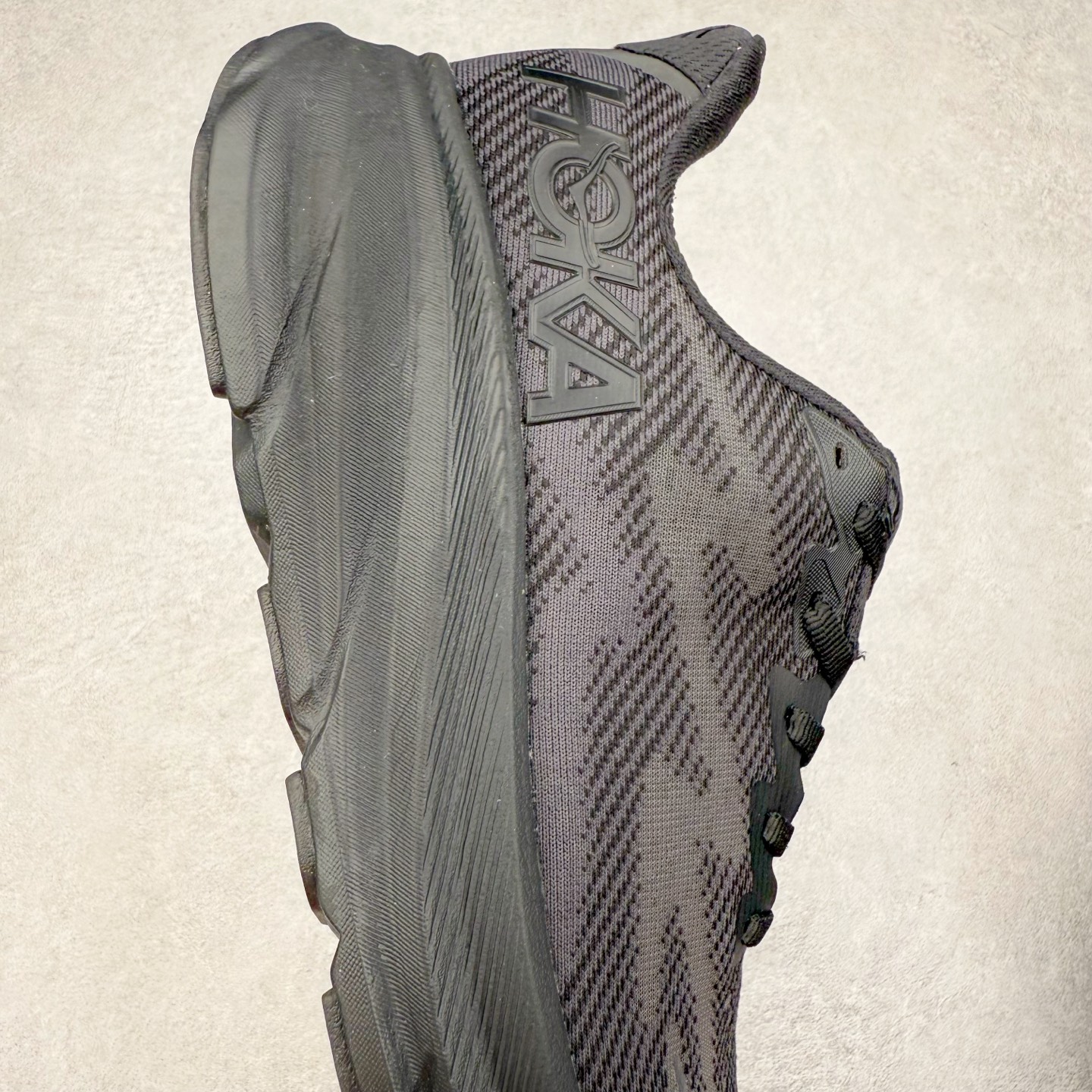 图片[6]-HOKA ONE ONE Clifton 克里夫顿9代专业性能减震公路跑步鞋 轻盈透气的针织网面和纱线的使用让鞋面更挺拔 增强鞋面的强度和支撑性能 搭配柔软的鞋舌 让双脚在舒适包裹中跑的更加畅快 全新泡棉中底 柔软的同时增强回弹性能 为不同跑者提供更平稳流畅的脚感 带来全面的缓冲保护 根据人体工程学设计的延长拉襟 后跟处弹软的海绵填充舒适固定 避免掉跟和摩擦 相比上一代光滑的内衬 Clifton 9的内衬增强了摩擦力 避免双脚在鞋内滑动 尺码：36 36.5 37.5 38 38.5 39 40 40.5 41 42 42.5 43 44 44.5 45-选品中心