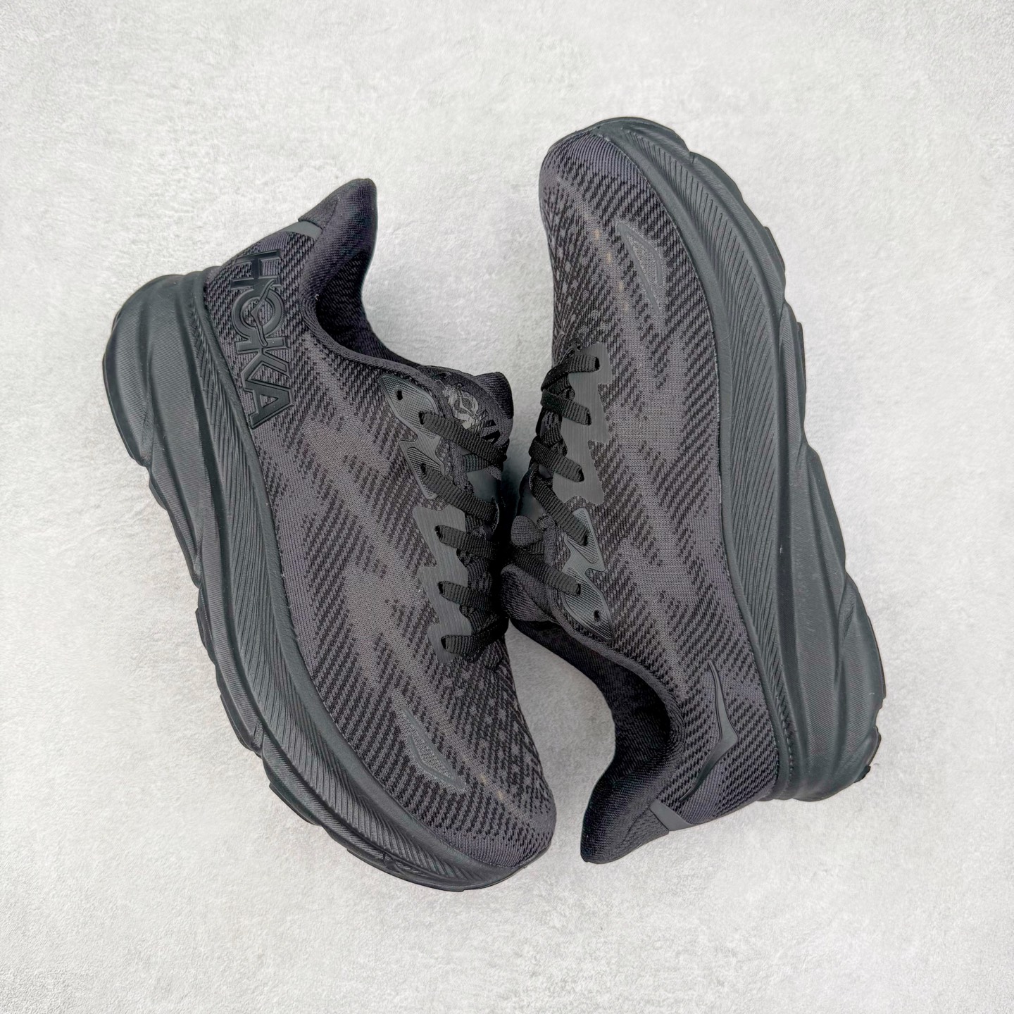 图片[3]-HOKA ONE ONE Clifton 克里夫顿9代专业性能减震公路跑步鞋 轻盈透气的针织网面和纱线的使用让鞋面更挺拔 增强鞋面的强度和支撑性能 搭配柔软的鞋舌 让双脚在舒适包裹中跑的更加畅快 全新泡棉中底 柔软的同时增强回弹性能 为不同跑者提供更平稳流畅的脚感 带来全面的缓冲保护 根据人体工程学设计的延长拉襟 后跟处弹软的海绵填充舒适固定 避免掉跟和摩擦 相比上一代光滑的内衬 Clifton 9的内衬增强了摩擦力 避免双脚在鞋内滑动 尺码：36 36.5 37.5 38 38.5 39 40 40.5 41 42 42.5 43 44 44.5 45-选品中心