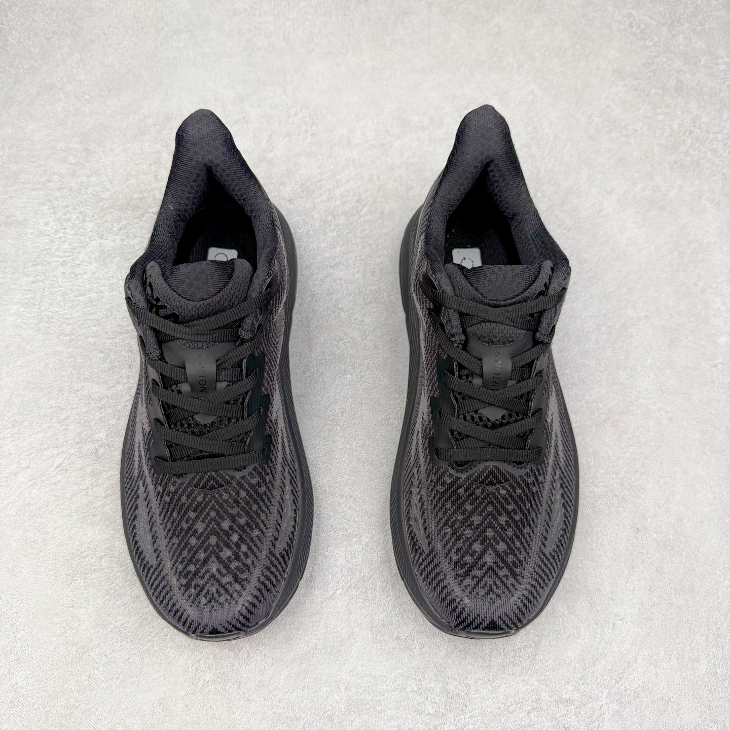 图片[2]-HOKA ONE ONE Clifton 克里夫顿9代专业性能减震公路跑步鞋 轻盈透气的针织网面和纱线的使用让鞋面更挺拔 增强鞋面的强度和支撑性能 搭配柔软的鞋舌 让双脚在舒适包裹中跑的更加畅快 全新泡棉中底 柔软的同时增强回弹性能 为不同跑者提供更平稳流畅的脚感 带来全面的缓冲保护 根据人体工程学设计的延长拉襟 后跟处弹软的海绵填充舒适固定 避免掉跟和摩擦 相比上一代光滑的内衬 Clifton 9的内衬增强了摩擦力 避免双脚在鞋内滑动 尺码：36 36.5 37.5 38 38.5 39 40 40.5 41 42 42.5 43 44 44.5 45-选品中心