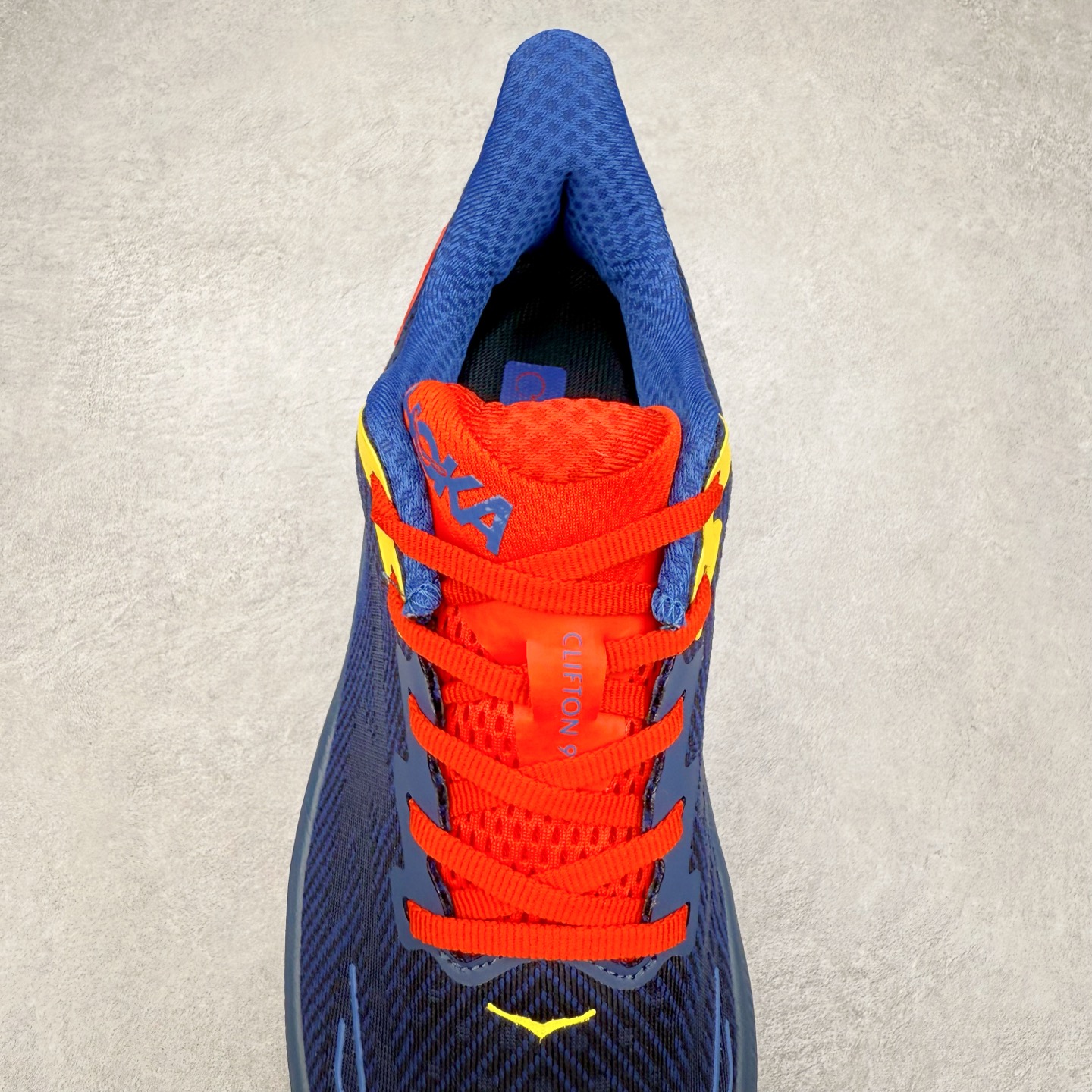 图片[5]-HOKA ONE ONE Clifton 克里夫顿9代专业性能减震公路跑步鞋 轻盈透气的针织网面和纱线的使用让鞋面更挺拔 增强鞋面的强度和支撑性能 搭配柔软的鞋舌 让双脚在舒适包裹中跑的更加畅快 全新泡棉中底 柔软的同时增强回弹性能 为不同跑者提供更平稳流畅的脚感 带来全面的缓冲保护 根据人体工程学设计的延长拉襟 后跟处弹软的海绵填充舒适固定 避免掉跟和摩擦 相比上一代光滑的内衬 Clifton 9的内衬增强了摩擦力 避免双脚在鞋内滑动 尺码：36 36.5 37.5 38 38.5 39 40 40.5 41 42 42.5 43 44 44.5 45-选品中心