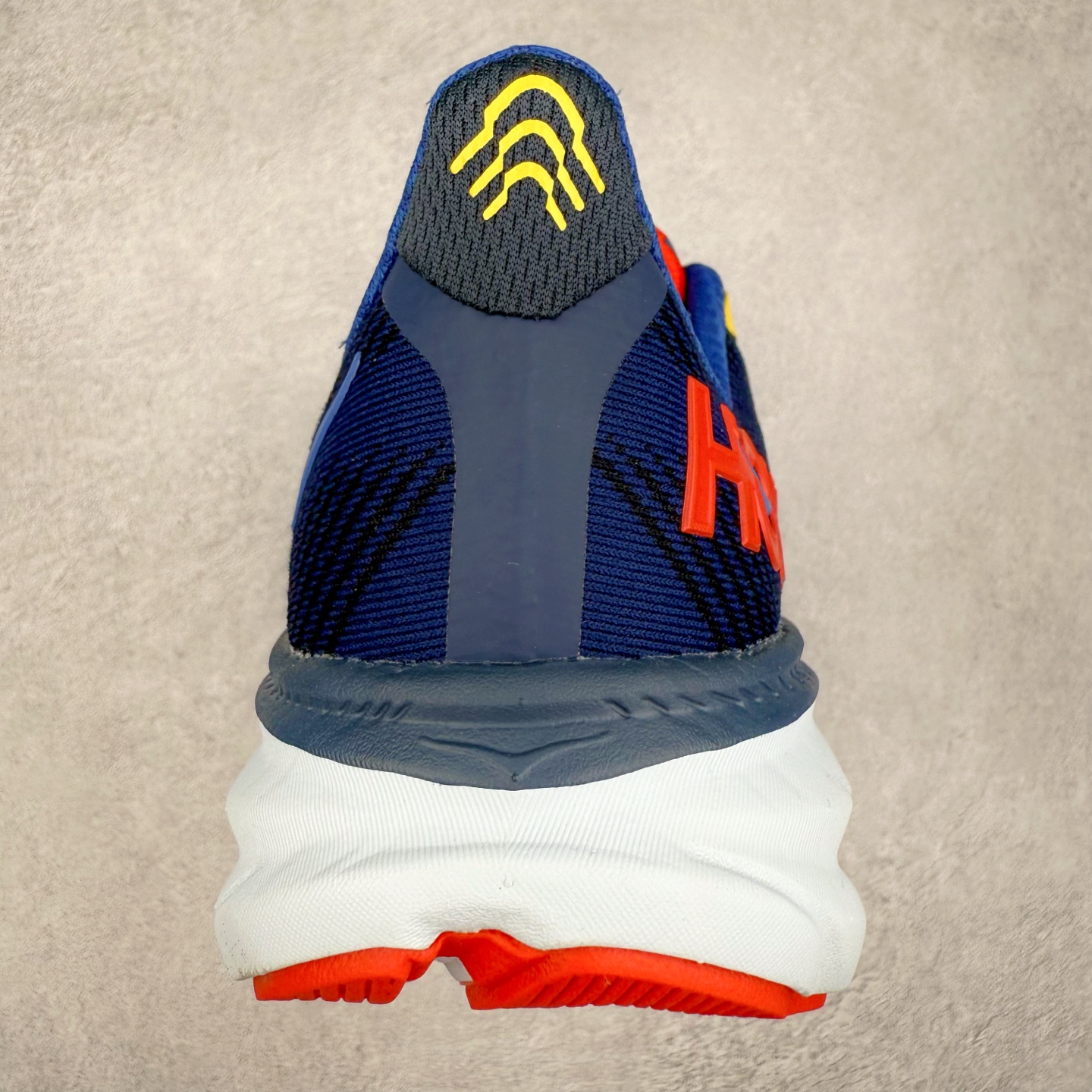 图片[8]-HOKA ONE ONE Clifton 克里夫顿9代专业性能减震公路跑步鞋 轻盈透气的针织网面和纱线的使用让鞋面更挺拔 增强鞋面的强度和支撑性能 搭配柔软的鞋舌 让双脚在舒适包裹中跑的更加畅快 全新泡棉中底 柔软的同时增强回弹性能 为不同跑者提供更平稳流畅的脚感 带来全面的缓冲保护 根据人体工程学设计的延长拉襟 后跟处弹软的海绵填充舒适固定 避免掉跟和摩擦 相比上一代光滑的内衬 Clifton 9的内衬增强了摩擦力 避免双脚在鞋内滑动 尺码：36 36.5 37.5 38 38.5 39 40 40.5 41 42 42.5 43 44 44.5 45-选品中心