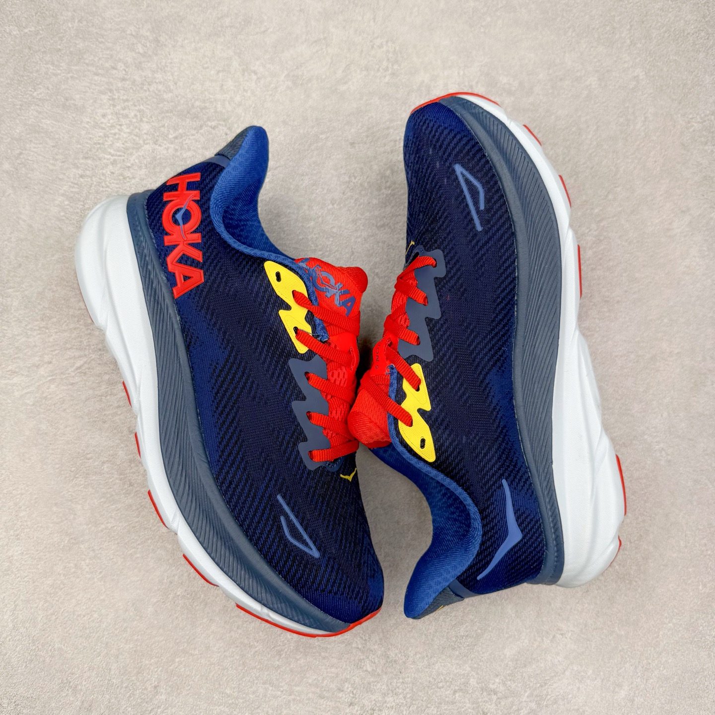 图片[3]-HOKA ONE ONE Clifton 克里夫顿9代专业性能减震公路跑步鞋 轻盈透气的针织网面和纱线的使用让鞋面更挺拔 增强鞋面的强度和支撑性能 搭配柔软的鞋舌 让双脚在舒适包裹中跑的更加畅快 全新泡棉中底 柔软的同时增强回弹性能 为不同跑者提供更平稳流畅的脚感 带来全面的缓冲保护 根据人体工程学设计的延长拉襟 后跟处弹软的海绵填充舒适固定 避免掉跟和摩擦 相比上一代光滑的内衬 Clifton 9的内衬增强了摩擦力 避免双脚在鞋内滑动 尺码：36 36.5 37.5 38 38.5 39 40 40.5 41 42 42.5 43 44 44.5 45-选品中心