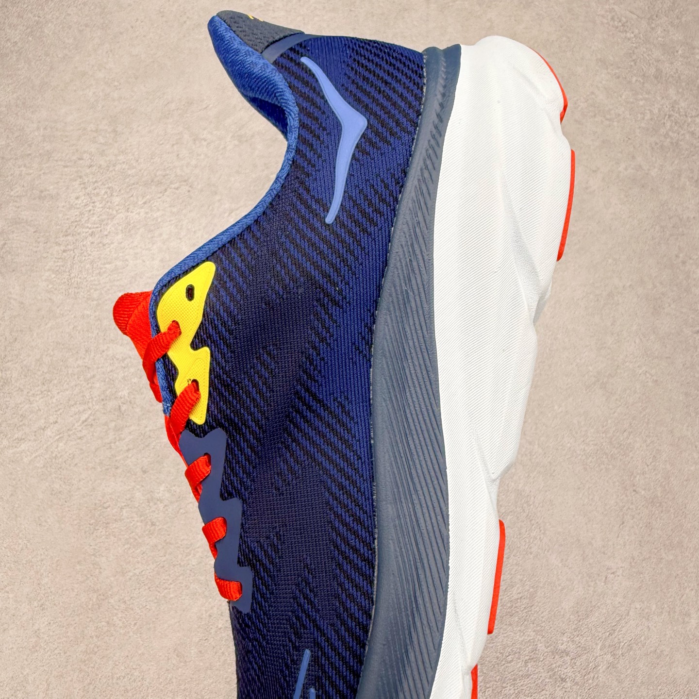 图片[7]-HOKA ONE ONE Clifton 克里夫顿9代专业性能减震公路跑步鞋 轻盈透气的针织网面和纱线的使用让鞋面更挺拔 增强鞋面的强度和支撑性能 搭配柔软的鞋舌 让双脚在舒适包裹中跑的更加畅快 全新泡棉中底 柔软的同时增强回弹性能 为不同跑者提供更平稳流畅的脚感 带来全面的缓冲保护 根据人体工程学设计的延长拉襟 后跟处弹软的海绵填充舒适固定 避免掉跟和摩擦 相比上一代光滑的内衬 Clifton 9的内衬增强了摩擦力 避免双脚在鞋内滑动 尺码：36 36.5 37.5 38 38.5 39 40 40.5 41 42 42.5 43 44 44.5 45-选品中心