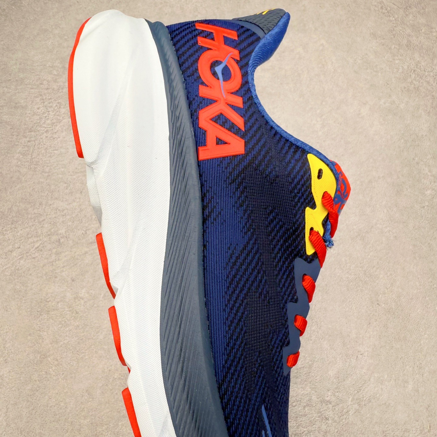 图片[6]-HOKA ONE ONE Clifton 克里夫顿9代专业性能减震公路跑步鞋 轻盈透气的针织网面和纱线的使用让鞋面更挺拔 增强鞋面的强度和支撑性能 搭配柔软的鞋舌 让双脚在舒适包裹中跑的更加畅快 全新泡棉中底 柔软的同时增强回弹性能 为不同跑者提供更平稳流畅的脚感 带来全面的缓冲保护 根据人体工程学设计的延长拉襟 后跟处弹软的海绵填充舒适固定 避免掉跟和摩擦 相比上一代光滑的内衬 Clifton 9的内衬增强了摩擦力 避免双脚在鞋内滑动 尺码：36 36.5 37.5 38 38.5 39 40 40.5 41 42 42.5 43 44 44.5 45-选品中心