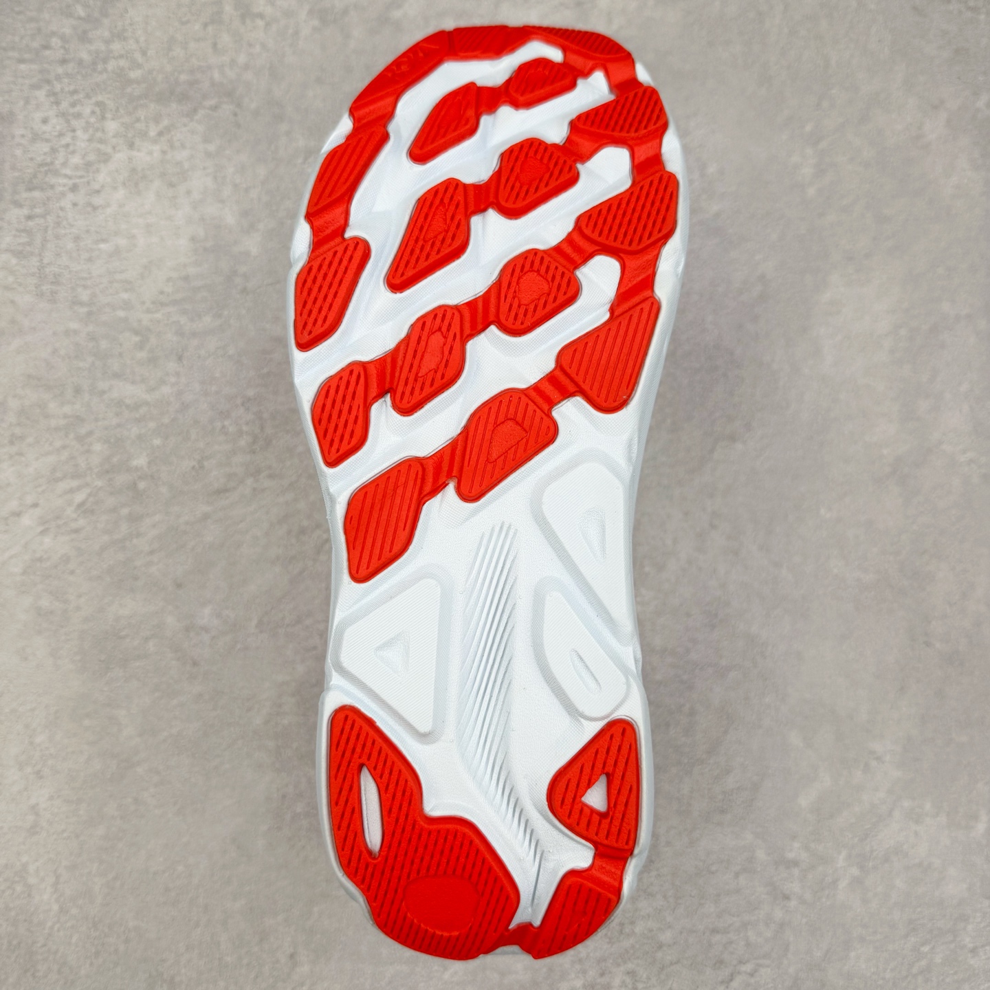 图片[9]-HOKA ONE ONE Clifton 克里夫顿9代专业性能减震公路跑步鞋 轻盈透气的针织网面和纱线的使用让鞋面更挺拔 增强鞋面的强度和支撑性能 搭配柔软的鞋舌 让双脚在舒适包裹中跑的更加畅快 全新泡棉中底 柔软的同时增强回弹性能 为不同跑者提供更平稳流畅的脚感 带来全面的缓冲保护 根据人体工程学设计的延长拉襟 后跟处弹软的海绵填充舒适固定 避免掉跟和摩擦 相比上一代光滑的内衬 Clifton 9的内衬增强了摩擦力 避免双脚在鞋内滑动 尺码：36 36.5 37.5 38 38.5 39 40 40.5 41 42 42.5 43 44 44.5 45-选品中心