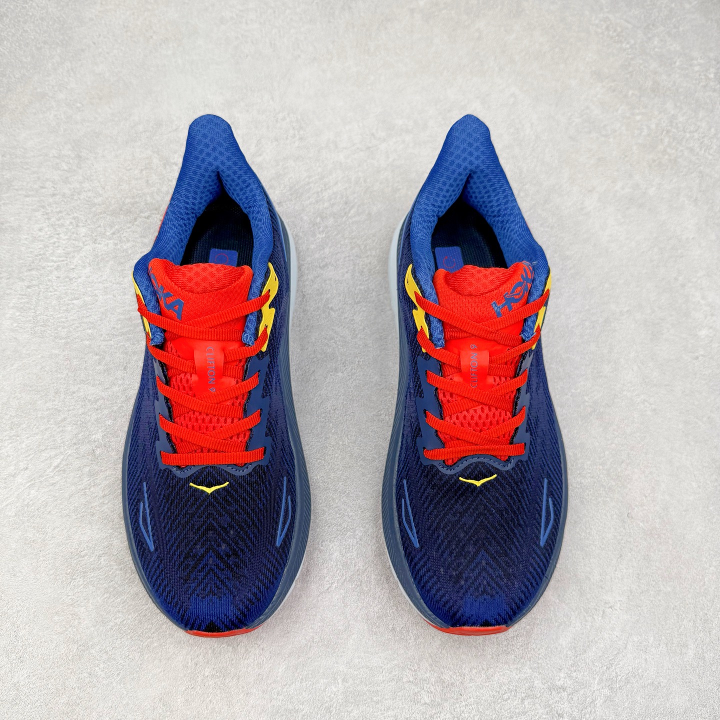 图片[2]-HOKA ONE ONE Clifton 克里夫顿9代专业性能减震公路跑步鞋 轻盈透气的针织网面和纱线的使用让鞋面更挺拔 增强鞋面的强度和支撑性能 搭配柔软的鞋舌 让双脚在舒适包裹中跑的更加畅快 全新泡棉中底 柔软的同时增强回弹性能 为不同跑者提供更平稳流畅的脚感 带来全面的缓冲保护 根据人体工程学设计的延长拉襟 后跟处弹软的海绵填充舒适固定 避免掉跟和摩擦 相比上一代光滑的内衬 Clifton 9的内衬增强了摩擦力 避免双脚在鞋内滑动 尺码：36 36.5 37.5 38 38.5 39 40 40.5 41 42 42.5 43 44 44.5 45-选品中心