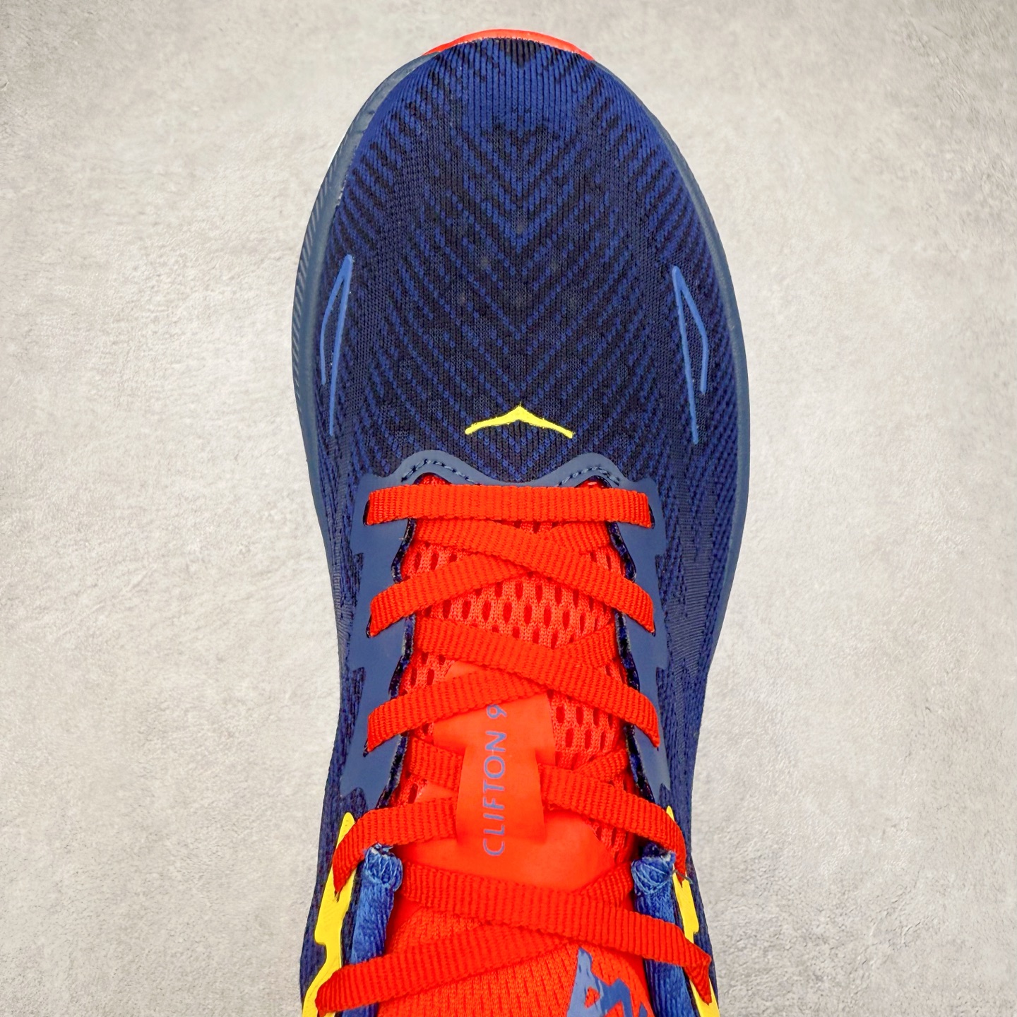 图片[4]-HOKA ONE ONE Clifton 克里夫顿9代专业性能减震公路跑步鞋 轻盈透气的针织网面和纱线的使用让鞋面更挺拔 增强鞋面的强度和支撑性能 搭配柔软的鞋舌 让双脚在舒适包裹中跑的更加畅快 全新泡棉中底 柔软的同时增强回弹性能 为不同跑者提供更平稳流畅的脚感 带来全面的缓冲保护 根据人体工程学设计的延长拉襟 后跟处弹软的海绵填充舒适固定 避免掉跟和摩擦 相比上一代光滑的内衬 Clifton 9的内衬增强了摩擦力 避免双脚在鞋内滑动 尺码：36 36.5 37.5 38 38.5 39 40 40.5 41 42 42.5 43 44 44.5 45-选品中心