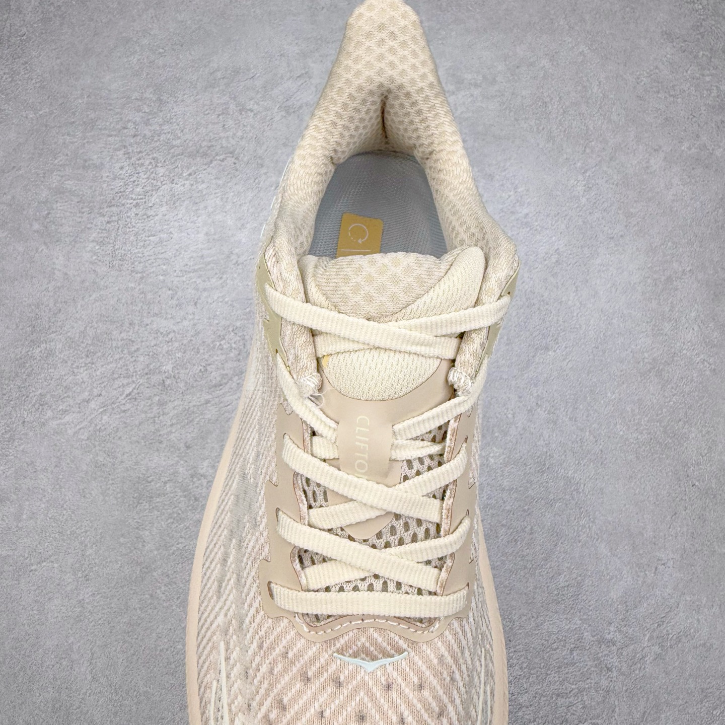 图片[5]-HOKA ONE ONE Clifton 克里夫顿9代专业性能减震公路跑步鞋 轻盈透气的针织网面和纱线的使用让鞋面更挺拔 增强鞋面的强度和支撑性能 搭配柔软的鞋舌 让双脚在舒适包裹中跑的更加畅快 全新泡棉中底 柔软的同时增强回弹性能 为不同跑者提供更平稳流畅的脚感 带来全面的缓冲保护 根据人体工程学设计的延长拉襟 后跟处弹软的海绵填充舒适固定 避免掉跟和摩擦 相比上一代光滑的内衬 Clifton 9的内衬增强了摩擦力 避免双脚在鞋内滑动 尺码：36 36.5 37.5 38 38.5 39 40 40.5 41 42 42.5 43 44 44.5 45-选品中心