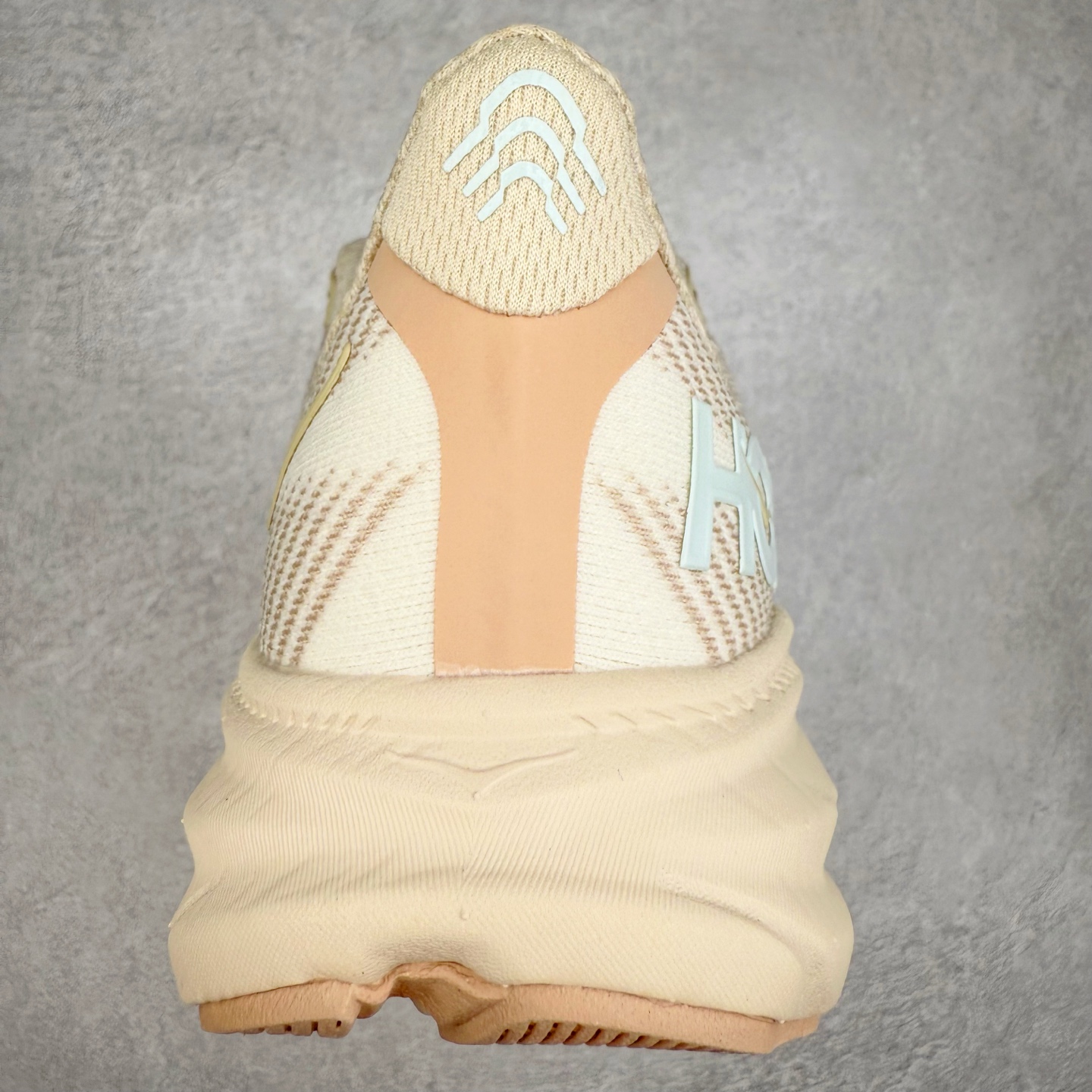 图片[8]-HOKA ONE ONE Clifton 克里夫顿9代专业性能减震公路跑步鞋 轻盈透气的针织网面和纱线的使用让鞋面更挺拔 增强鞋面的强度和支撑性能 搭配柔软的鞋舌 让双脚在舒适包裹中跑的更加畅快 全新泡棉中底 柔软的同时增强回弹性能 为不同跑者提供更平稳流畅的脚感 带来全面的缓冲保护 根据人体工程学设计的延长拉襟 后跟处弹软的海绵填充舒适固定 避免掉跟和摩擦 相比上一代光滑的内衬 Clifton 9的内衬增强了摩擦力 避免双脚在鞋内滑动 尺码：36 36.5 37.5 38 38.5 39 40 40.5 41 42 42.5 43 44 44.5 45-选品中心