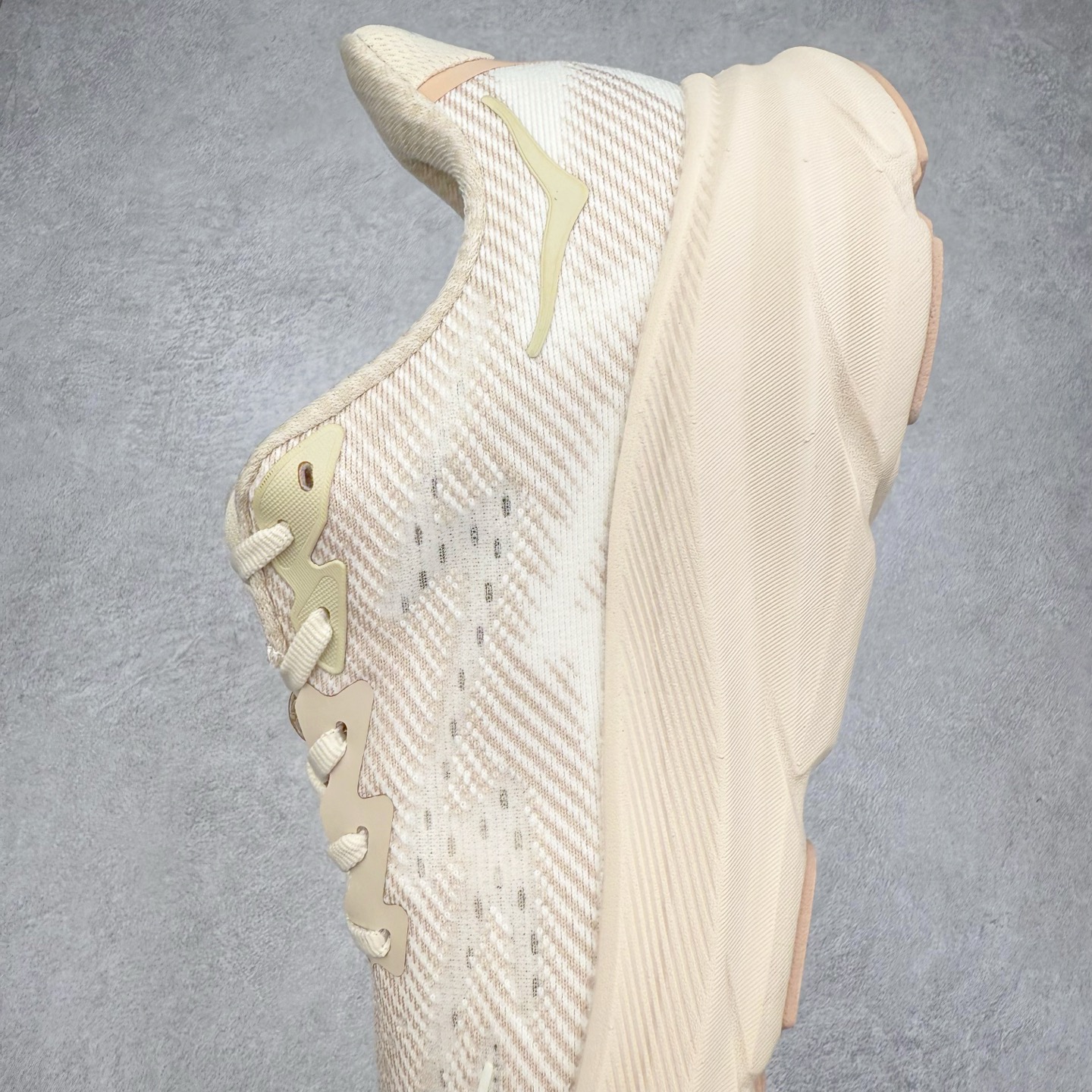 图片[7]-HOKA ONE ONE Clifton 克里夫顿9代专业性能减震公路跑步鞋 轻盈透气的针织网面和纱线的使用让鞋面更挺拔 增强鞋面的强度和支撑性能 搭配柔软的鞋舌 让双脚在舒适包裹中跑的更加畅快 全新泡棉中底 柔软的同时增强回弹性能 为不同跑者提供更平稳流畅的脚感 带来全面的缓冲保护 根据人体工程学设计的延长拉襟 后跟处弹软的海绵填充舒适固定 避免掉跟和摩擦 相比上一代光滑的内衬 Clifton 9的内衬增强了摩擦力 避免双脚在鞋内滑动 尺码：36 36.5 37.5 38 38.5 39 40 40.5 41 42 42.5 43 44 44.5 45-选品中心