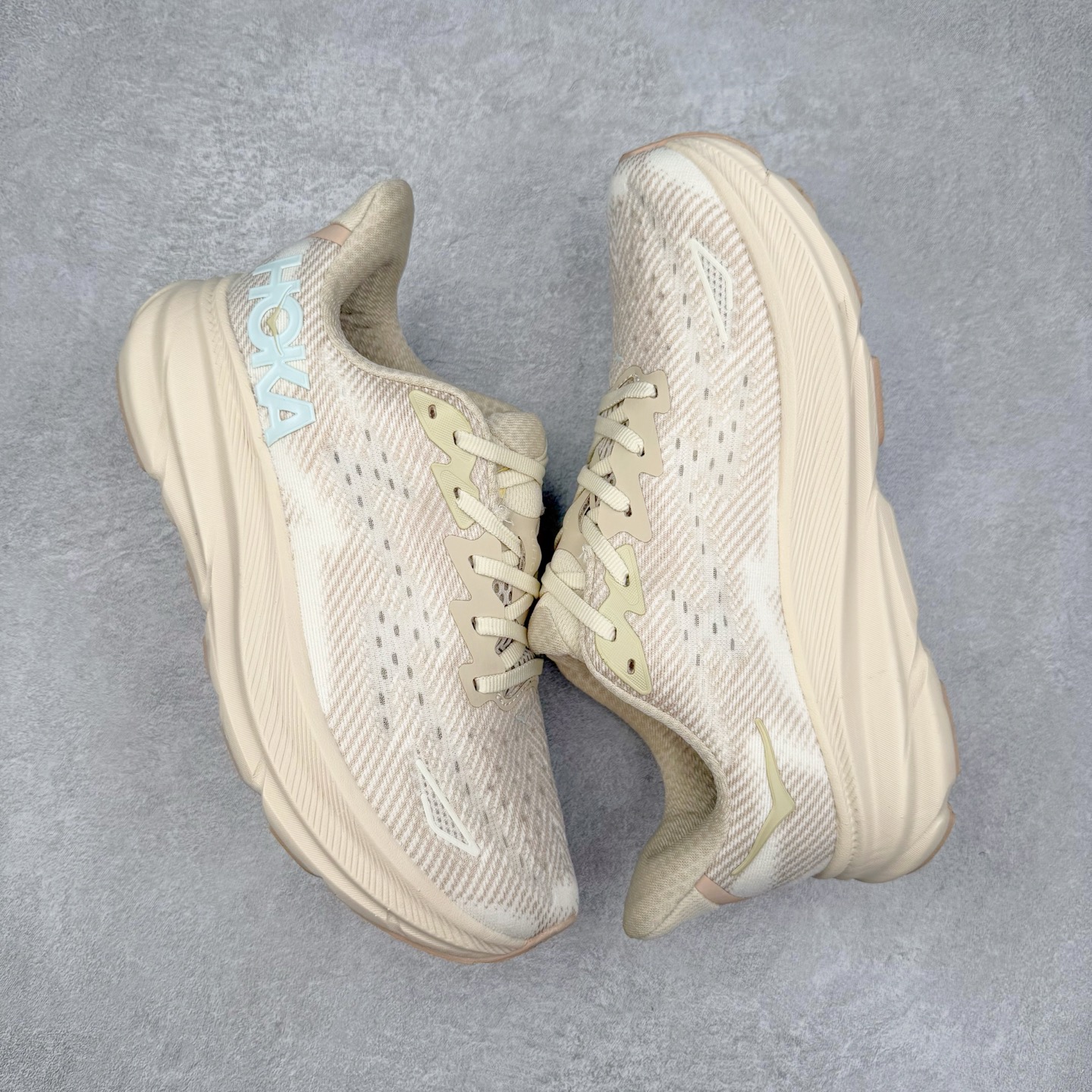 图片[3]-HOKA ONE ONE Clifton 克里夫顿9代专业性能减震公路跑步鞋 轻盈透气的针织网面和纱线的使用让鞋面更挺拔 增强鞋面的强度和支撑性能 搭配柔软的鞋舌 让双脚在舒适包裹中跑的更加畅快 全新泡棉中底 柔软的同时增强回弹性能 为不同跑者提供更平稳流畅的脚感 带来全面的缓冲保护 根据人体工程学设计的延长拉襟 后跟处弹软的海绵填充舒适固定 避免掉跟和摩擦 相比上一代光滑的内衬 Clifton 9的内衬增强了摩擦力 避免双脚在鞋内滑动 尺码：36 36.5 37.5 38 38.5 39 40 40.5 41 42 42.5 43 44 44.5 45-选品中心