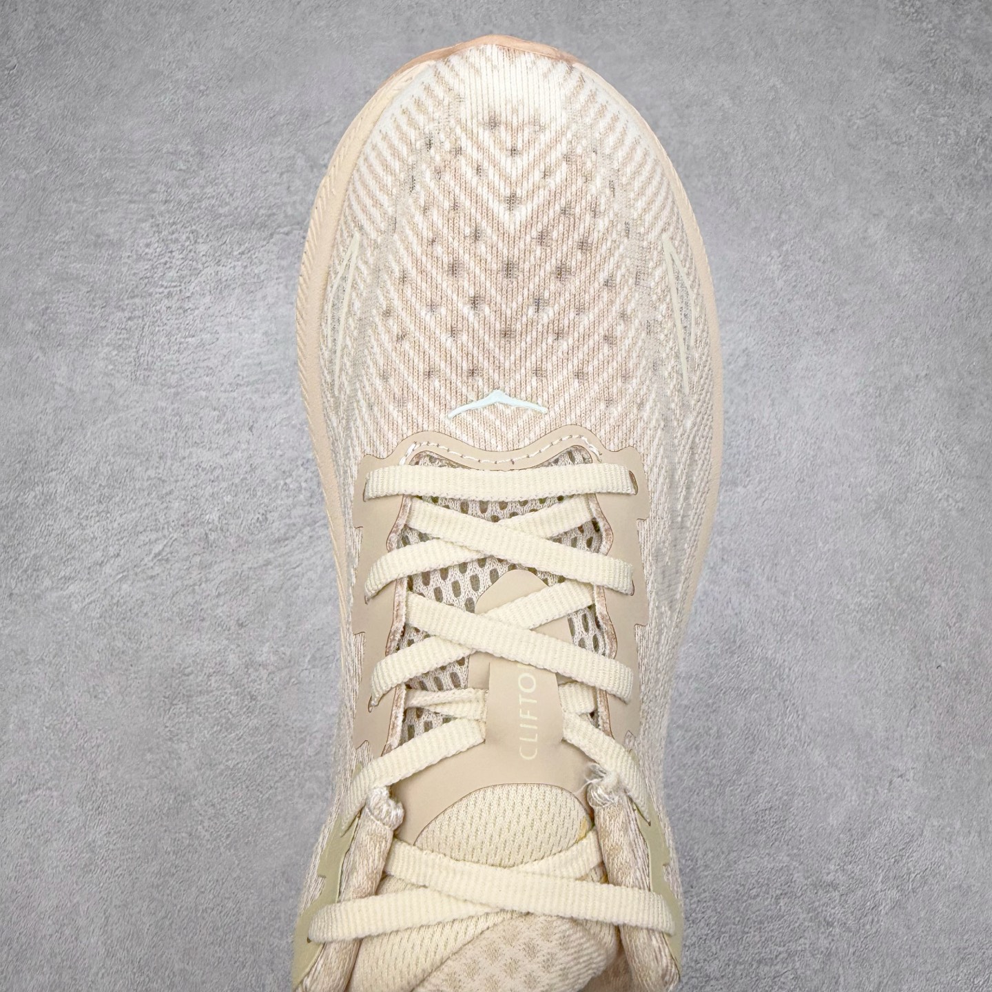 图片[4]-HOKA ONE ONE Clifton 克里夫顿9代专业性能减震公路跑步鞋 轻盈透气的针织网面和纱线的使用让鞋面更挺拔 增强鞋面的强度和支撑性能 搭配柔软的鞋舌 让双脚在舒适包裹中跑的更加畅快 全新泡棉中底 柔软的同时增强回弹性能 为不同跑者提供更平稳流畅的脚感 带来全面的缓冲保护 根据人体工程学设计的延长拉襟 后跟处弹软的海绵填充舒适固定 避免掉跟和摩擦 相比上一代光滑的内衬 Clifton 9的内衬增强了摩擦力 避免双脚在鞋内滑动 尺码：36 36.5 37.5 38 38.5 39 40 40.5 41 42 42.5 43 44 44.5 45-选品中心