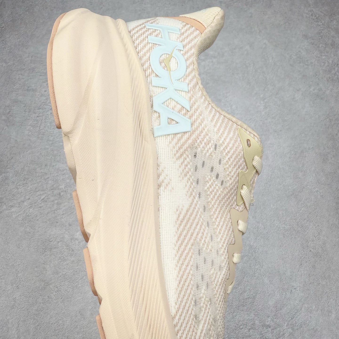 图片[6]-HOKA ONE ONE Clifton 克里夫顿9代专业性能减震公路跑步鞋 轻盈透气的针织网面和纱线的使用让鞋面更挺拔 增强鞋面的强度和支撑性能 搭配柔软的鞋舌 让双脚在舒适包裹中跑的更加畅快 全新泡棉中底 柔软的同时增强回弹性能 为不同跑者提供更平稳流畅的脚感 带来全面的缓冲保护 根据人体工程学设计的延长拉襟 后跟处弹软的海绵填充舒适固定 避免掉跟和摩擦 相比上一代光滑的内衬 Clifton 9的内衬增强了摩擦力 避免双脚在鞋内滑动 尺码：36 36.5 37.5 38 38.5 39 40 40.5 41 42 42.5 43 44 44.5 45-选品中心