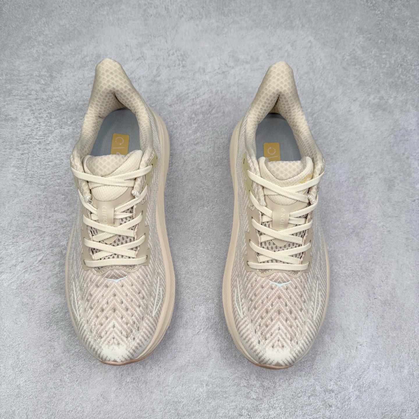 图片[2]-HOKA ONE ONE Clifton 克里夫顿9代专业性能减震公路跑步鞋 轻盈透气的针织网面和纱线的使用让鞋面更挺拔 增强鞋面的强度和支撑性能 搭配柔软的鞋舌 让双脚在舒适包裹中跑的更加畅快 全新泡棉中底 柔软的同时增强回弹性能 为不同跑者提供更平稳流畅的脚感 带来全面的缓冲保护 根据人体工程学设计的延长拉襟 后跟处弹软的海绵填充舒适固定 避免掉跟和摩擦 相比上一代光滑的内衬 Clifton 9的内衬增强了摩擦力 避免双脚在鞋内滑动 尺码：36 36.5 37.5 38 38.5 39 40 40.5 41 42 42.5 43 44 44.5 45-选品中心