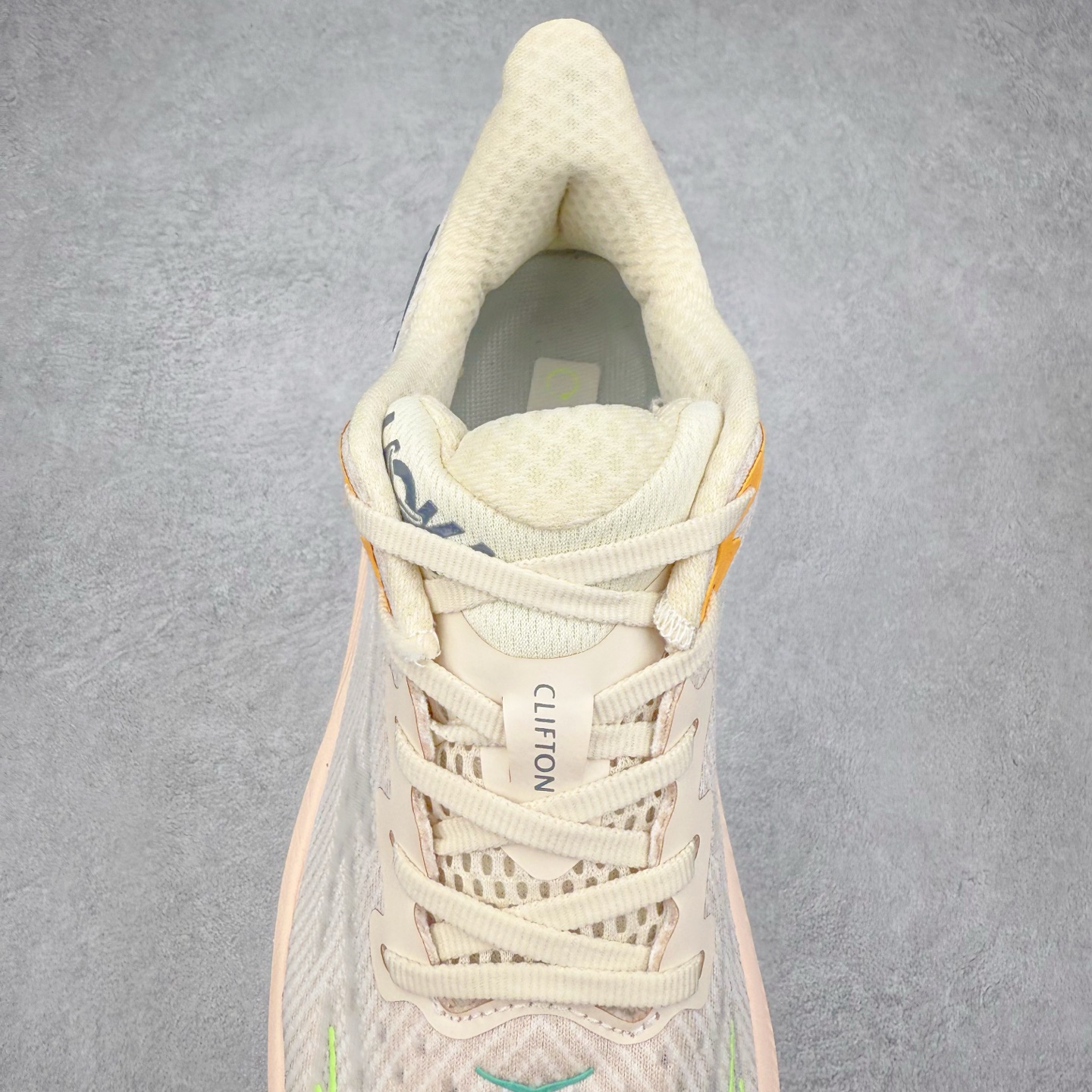 图片[5]-HOKA ONE ONE Clifton 克里夫顿9代专业性能减震公路跑步鞋 轻盈透气的针织网面和纱线的使用让鞋面更挺拔 增强鞋面的强度和支撑性能 搭配柔软的鞋舌 让双脚在舒适包裹中跑的更加畅快 全新泡棉中底 柔软的同时增强回弹性能 为不同跑者提供更平稳流畅的脚感 带来全面的缓冲保护 根据人体工程学设计的延长拉襟 后跟处弹软的海绵填充舒适固定 避免掉跟和摩擦 相比上一代光滑的内衬 Clifton 9的内衬增强了摩擦力 避免双脚在鞋内滑动 尺码：36 36.5 37.5 38 38.5 39 40 40.5 41 42 42.5 43 44 44.5 45-选品中心