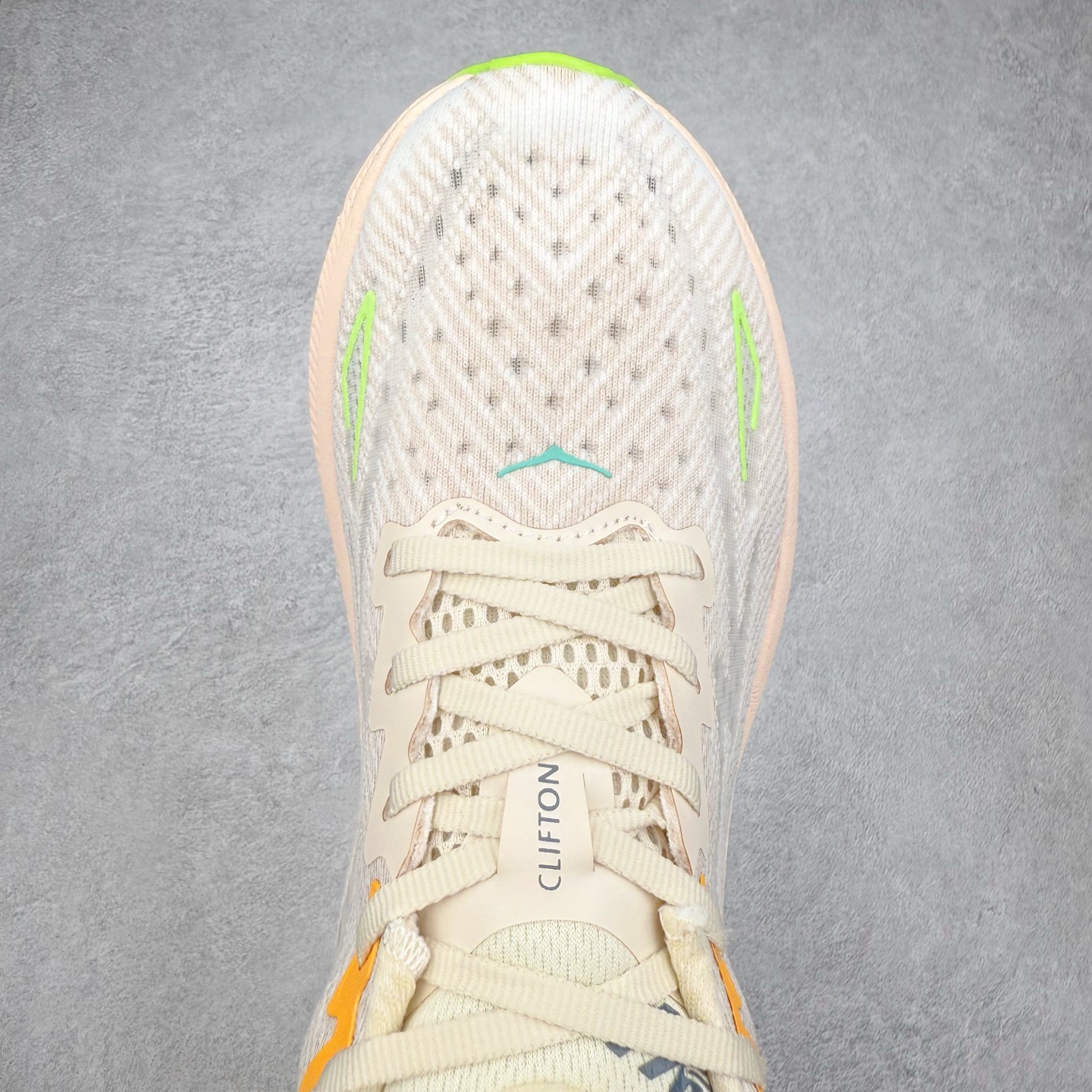 图片[4]-HOKA ONE ONE Clifton 克里夫顿9代专业性能减震公路跑步鞋 轻盈透气的针织网面和纱线的使用让鞋面更挺拔 增强鞋面的强度和支撑性能 搭配柔软的鞋舌 让双脚在舒适包裹中跑的更加畅快 全新泡棉中底 柔软的同时增强回弹性能 为不同跑者提供更平稳流畅的脚感 带来全面的缓冲保护 根据人体工程学设计的延长拉襟 后跟处弹软的海绵填充舒适固定 避免掉跟和摩擦 相比上一代光滑的内衬 Clifton 9的内衬增强了摩擦力 避免双脚在鞋内滑动 尺码：36 36.5 37.5 38 38.5 39 40 40.5 41 42 42.5 43 44 44.5 45-选品中心