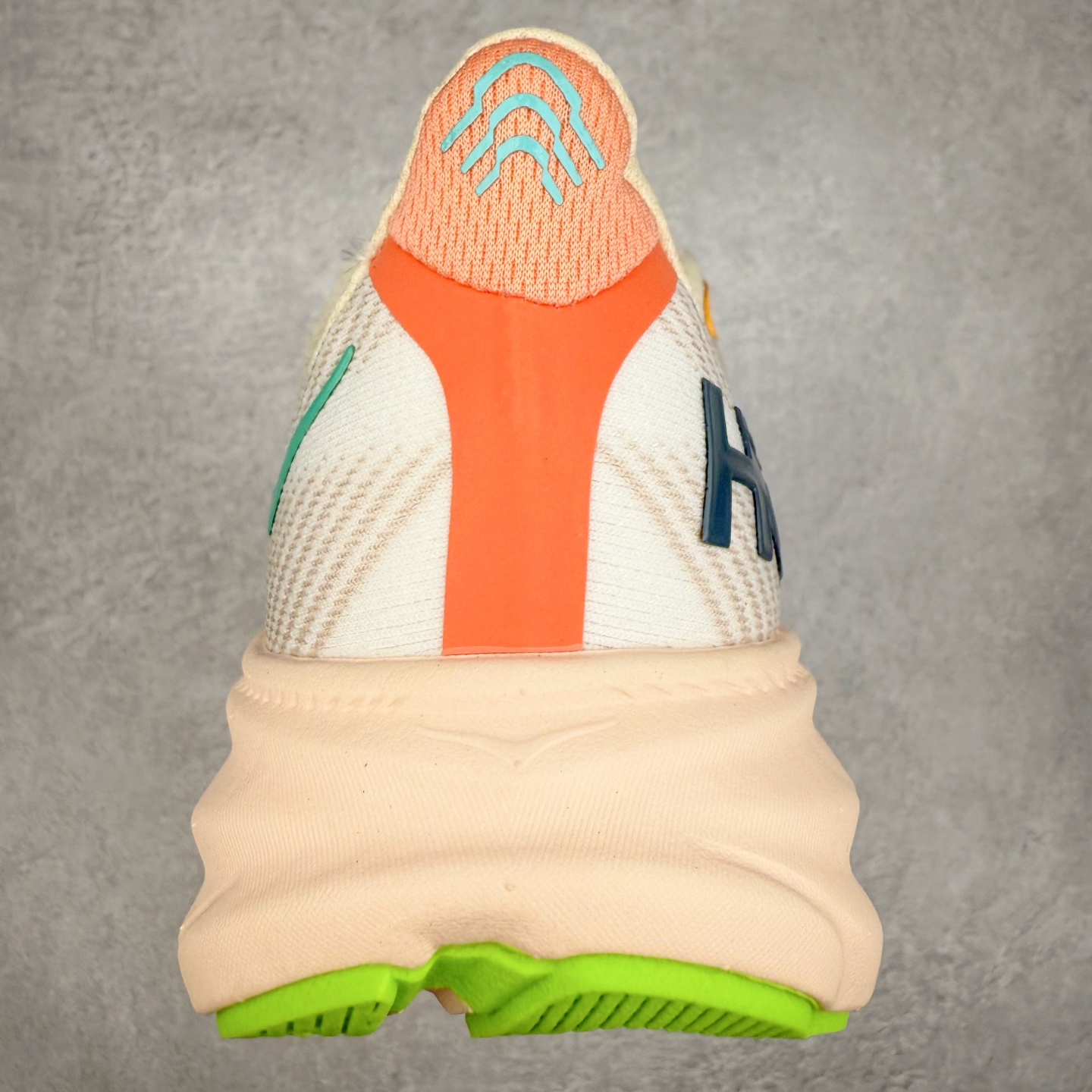 图片[8]-HOKA ONE ONE Clifton 克里夫顿9代专业性能减震公路跑步鞋 轻盈透气的针织网面和纱线的使用让鞋面更挺拔 增强鞋面的强度和支撑性能 搭配柔软的鞋舌 让双脚在舒适包裹中跑的更加畅快 全新泡棉中底 柔软的同时增强回弹性能 为不同跑者提供更平稳流畅的脚感 带来全面的缓冲保护 根据人体工程学设计的延长拉襟 后跟处弹软的海绵填充舒适固定 避免掉跟和摩擦 相比上一代光滑的内衬 Clifton 9的内衬增强了摩擦力 避免双脚在鞋内滑动 尺码：36 36.5 37.5 38 38.5 39 40 40.5 41 42 42.5 43 44 44.5 45-选品中心