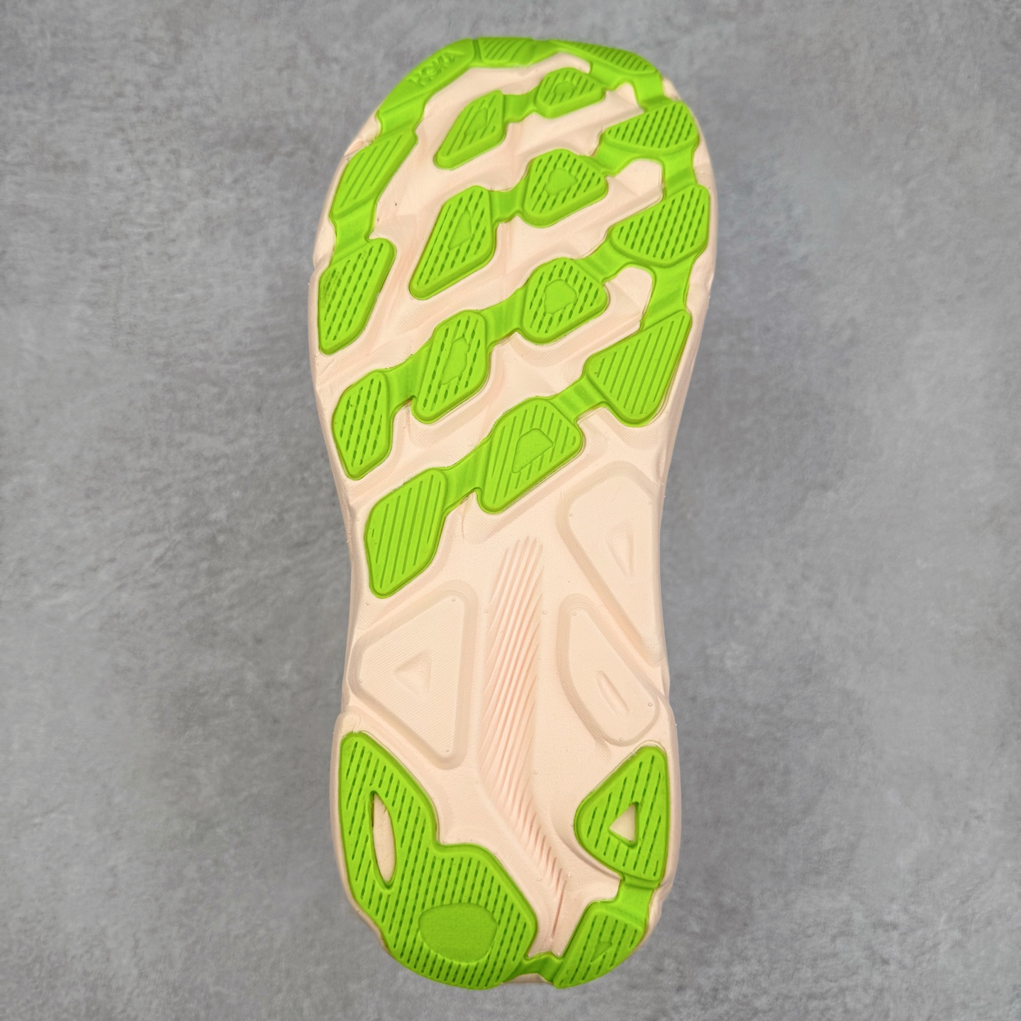 图片[9]-HOKA ONE ONE Clifton 克里夫顿9代专业性能减震公路跑步鞋 轻盈透气的针织网面和纱线的使用让鞋面更挺拔 增强鞋面的强度和支撑性能 搭配柔软的鞋舌 让双脚在舒适包裹中跑的更加畅快 全新泡棉中底 柔软的同时增强回弹性能 为不同跑者提供更平稳流畅的脚感 带来全面的缓冲保护 根据人体工程学设计的延长拉襟 后跟处弹软的海绵填充舒适固定 避免掉跟和摩擦 相比上一代光滑的内衬 Clifton 9的内衬增强了摩擦力 避免双脚在鞋内滑动 尺码：36 36.5 37.5 38 38.5 39 40 40.5 41 42 42.5 43 44 44.5 45-选品中心