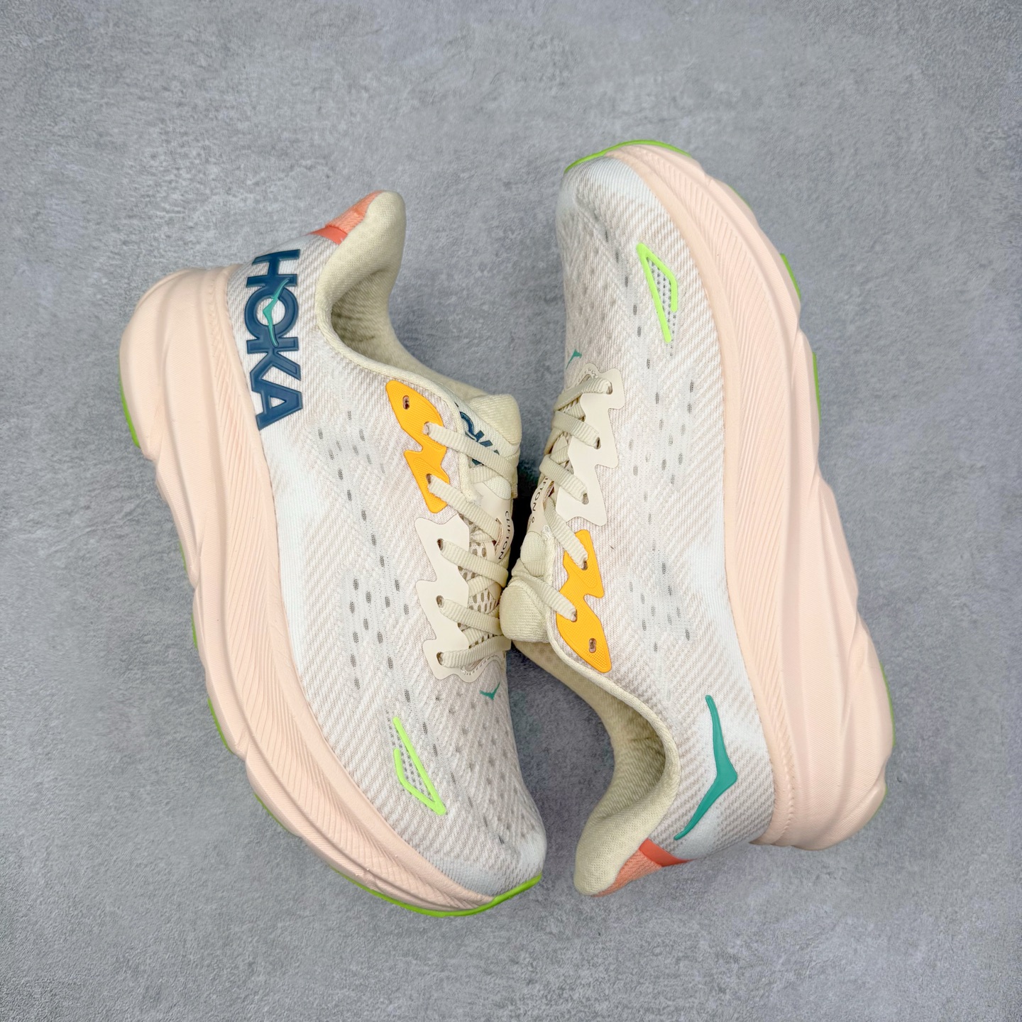 图片[3]-HOKA ONE ONE Clifton 克里夫顿9代专业性能减震公路跑步鞋 轻盈透气的针织网面和纱线的使用让鞋面更挺拔 增强鞋面的强度和支撑性能 搭配柔软的鞋舌 让双脚在舒适包裹中跑的更加畅快 全新泡棉中底 柔软的同时增强回弹性能 为不同跑者提供更平稳流畅的脚感 带来全面的缓冲保护 根据人体工程学设计的延长拉襟 后跟处弹软的海绵填充舒适固定 避免掉跟和摩擦 相比上一代光滑的内衬 Clifton 9的内衬增强了摩擦力 避免双脚在鞋内滑动 尺码：36 36.5 37.5 38 38.5 39 40 40.5 41 42 42.5 43 44 44.5 45-选品中心