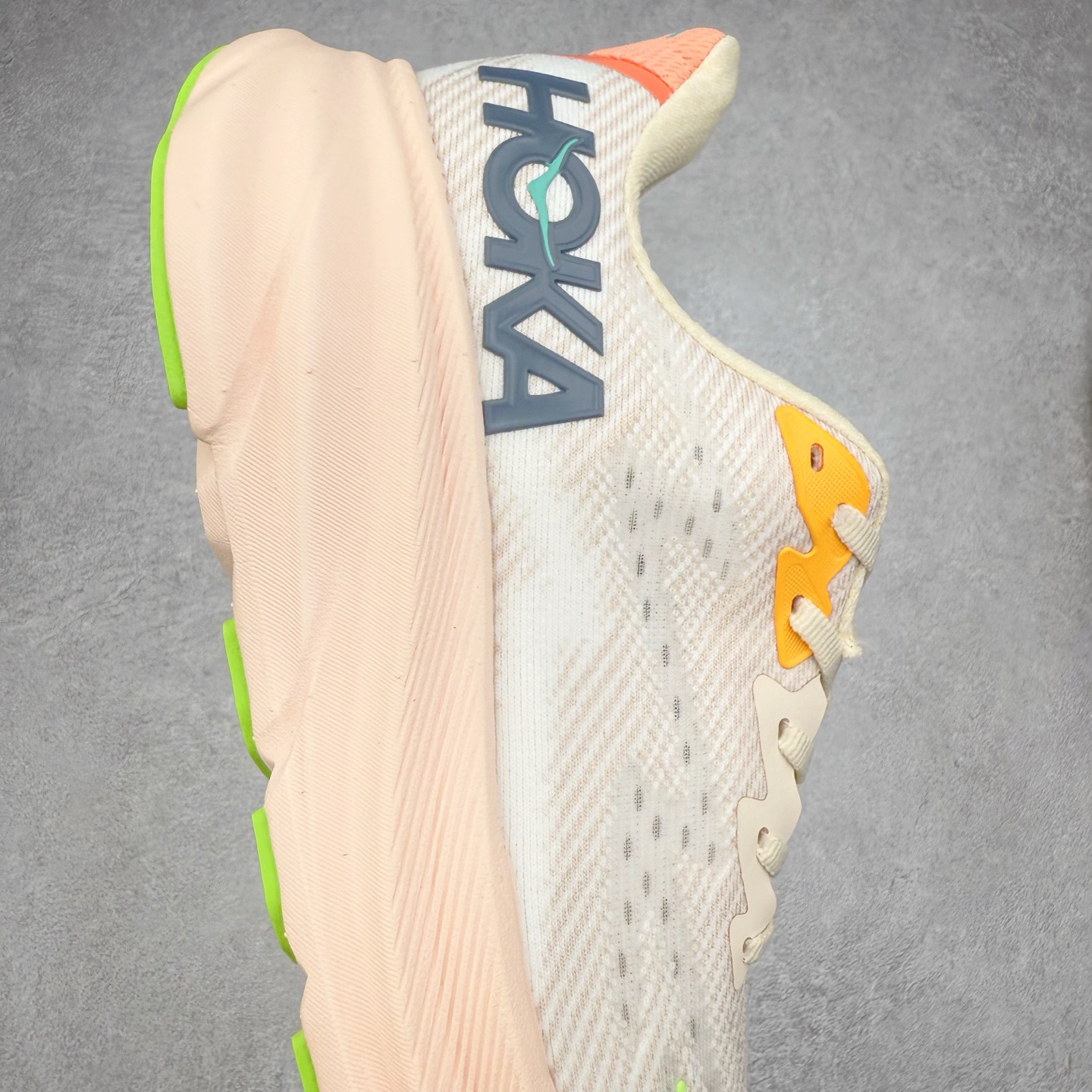 图片[6]-HOKA ONE ONE Clifton 克里夫顿9代专业性能减震公路跑步鞋 轻盈透气的针织网面和纱线的使用让鞋面更挺拔 增强鞋面的强度和支撑性能 搭配柔软的鞋舌 让双脚在舒适包裹中跑的更加畅快 全新泡棉中底 柔软的同时增强回弹性能 为不同跑者提供更平稳流畅的脚感 带来全面的缓冲保护 根据人体工程学设计的延长拉襟 后跟处弹软的海绵填充舒适固定 避免掉跟和摩擦 相比上一代光滑的内衬 Clifton 9的内衬增强了摩擦力 避免双脚在鞋内滑动 尺码：36 36.5 37.5 38 38.5 39 40 40.5 41 42 42.5 43 44 44.5 45-选品中心