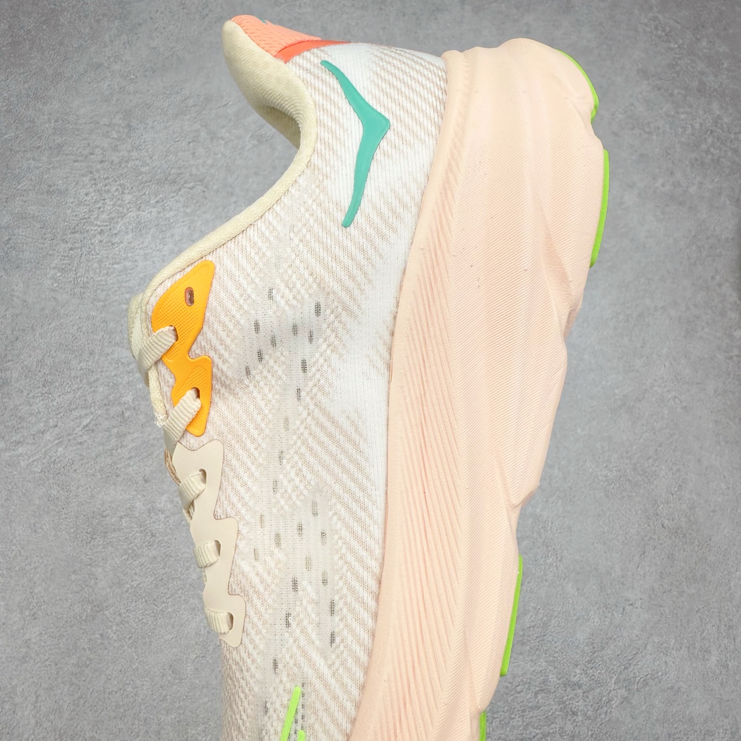 图片[7]-HOKA ONE ONE Clifton 克里夫顿9代专业性能减震公路跑步鞋 轻盈透气的针织网面和纱线的使用让鞋面更挺拔 增强鞋面的强度和支撑性能 搭配柔软的鞋舌 让双脚在舒适包裹中跑的更加畅快 全新泡棉中底 柔软的同时增强回弹性能 为不同跑者提供更平稳流畅的脚感 带来全面的缓冲保护 根据人体工程学设计的延长拉襟 后跟处弹软的海绵填充舒适固定 避免掉跟和摩擦 相比上一代光滑的内衬 Clifton 9的内衬增强了摩擦力 避免双脚在鞋内滑动 尺码：36 36.5 37.5 38 38.5 39 40 40.5 41 42 42.5 43 44 44.5 45-选品中心