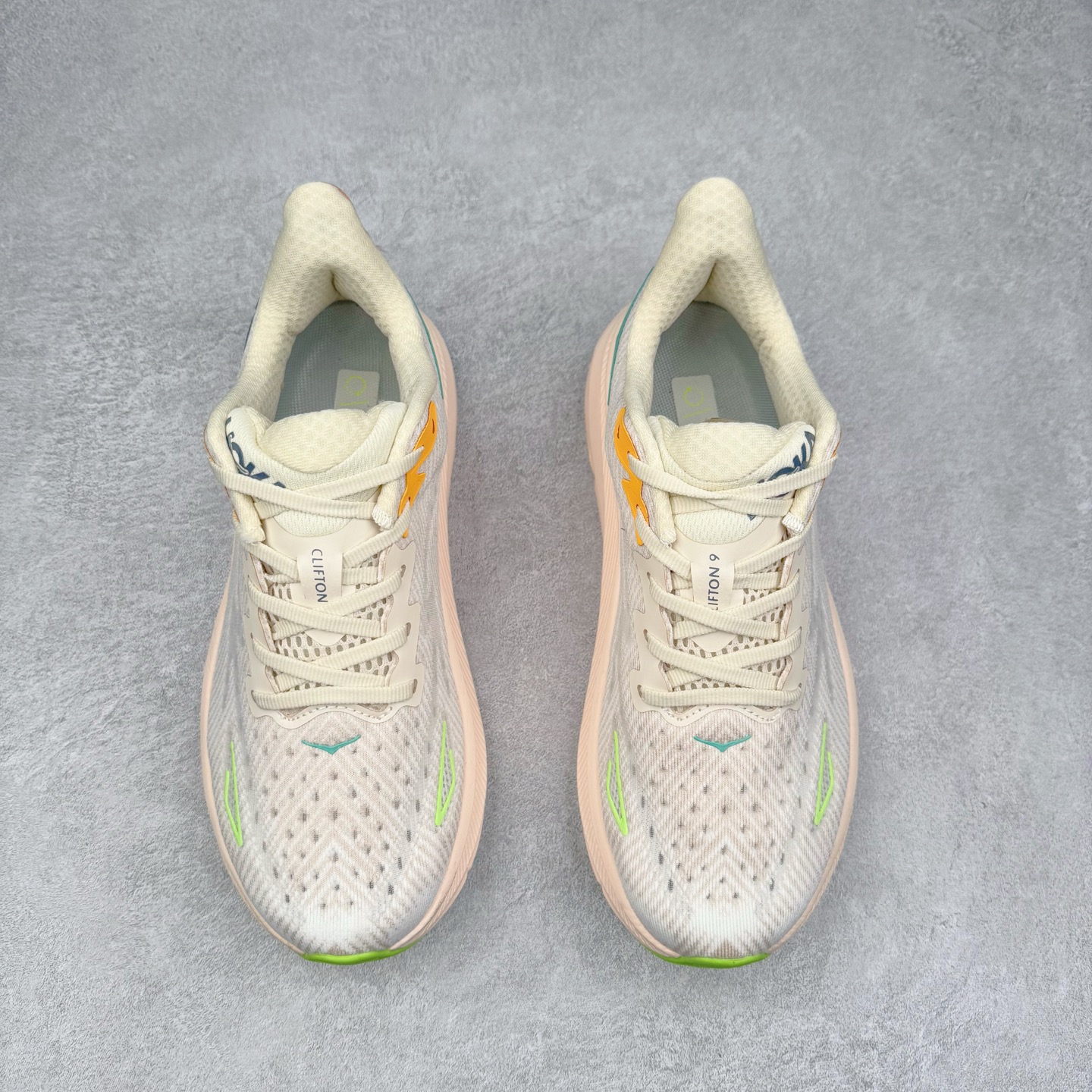 图片[2]-HOKA ONE ONE Clifton 克里夫顿9代专业性能减震公路跑步鞋 轻盈透气的针织网面和纱线的使用让鞋面更挺拔 增强鞋面的强度和支撑性能 搭配柔软的鞋舌 让双脚在舒适包裹中跑的更加畅快 全新泡棉中底 柔软的同时增强回弹性能 为不同跑者提供更平稳流畅的脚感 带来全面的缓冲保护 根据人体工程学设计的延长拉襟 后跟处弹软的海绵填充舒适固定 避免掉跟和摩擦 相比上一代光滑的内衬 Clifton 9的内衬增强了摩擦力 避免双脚在鞋内滑动 尺码：36 36.5 37.5 38 38.5 39 40 40.5 41 42 42.5 43 44 44.5 45-选品中心