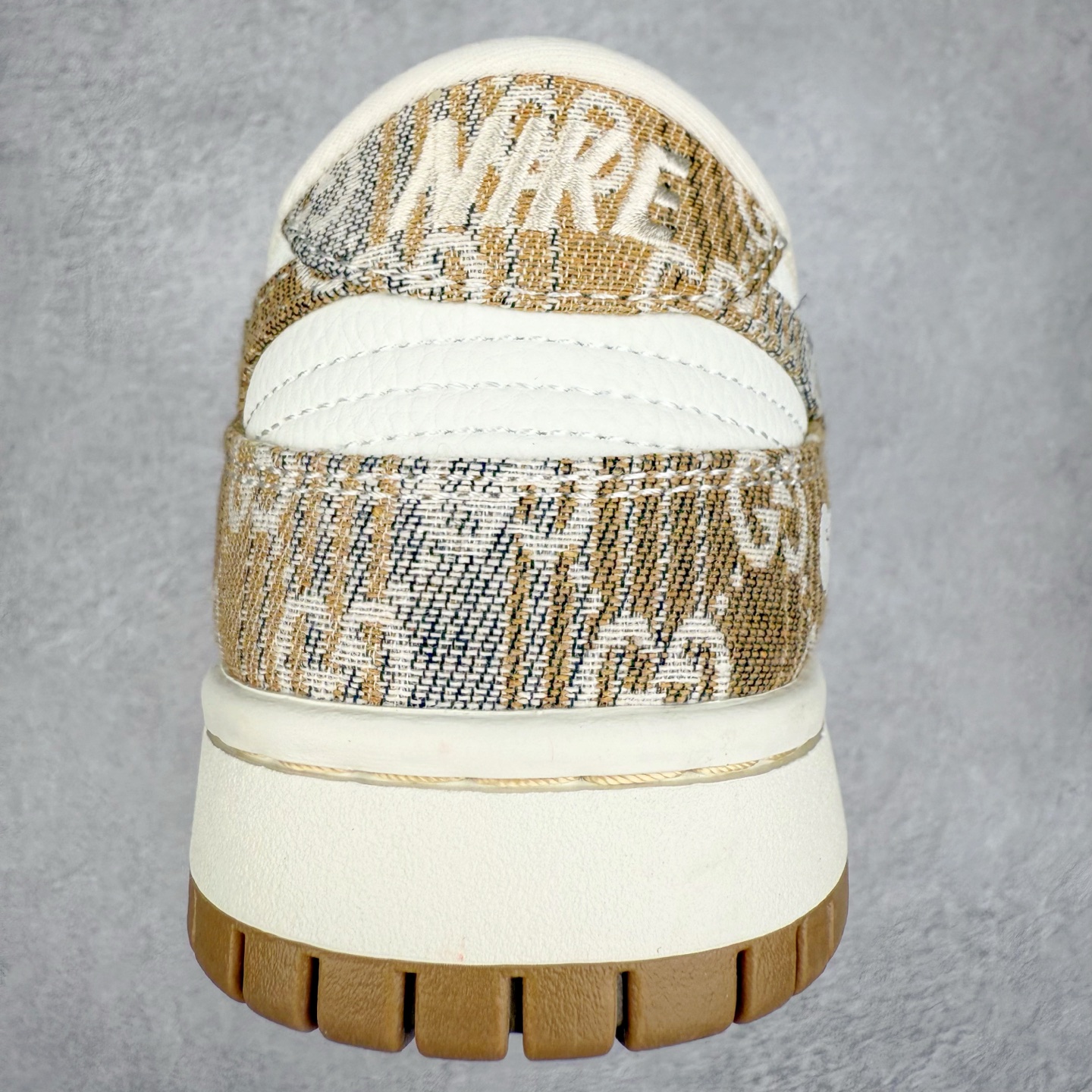 图片[8]-NK Dunk Low 定制配色 SC9207-421 大厂出品 极力推荐 原装头层材料 独家版型蒸餾加工帶來的是更好的视觉和脚感体验大厂纯原品质出货 清洁度 电绣工艺 皮料切割干净无任何毛边 细节完美 实拍调校N版已经零色差零失真 百分百还原实物色彩所见即所得 不存在货不对板色差等低级问题 选购参考实物拍摄 不混卖不参货 只用心做好货严格选品 承诺混一赔十 尺码：36 36.5 37.5 38 38.5 39 40 40.5 41 42 42.5 43 44 44.5 45-选品中心