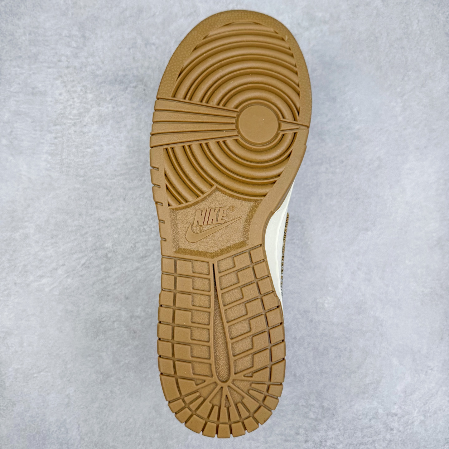 图片[9]-NK Dunk Low 定制配色 SC9207-421 大厂出品 极力推荐 原装头层材料 独家版型蒸餾加工帶來的是更好的视觉和脚感体验大厂纯原品质出货 清洁度 电绣工艺 皮料切割干净无任何毛边 细节完美 实拍调校N版已经零色差零失真 百分百还原实物色彩所见即所得 不存在货不对板色差等低级问题 选购参考实物拍摄 不混卖不参货 只用心做好货严格选品 承诺混一赔十 尺码：36 36.5 37.5 38 38.5 39 40 40.5 41 42 42.5 43 44 44.5 45-选品中心