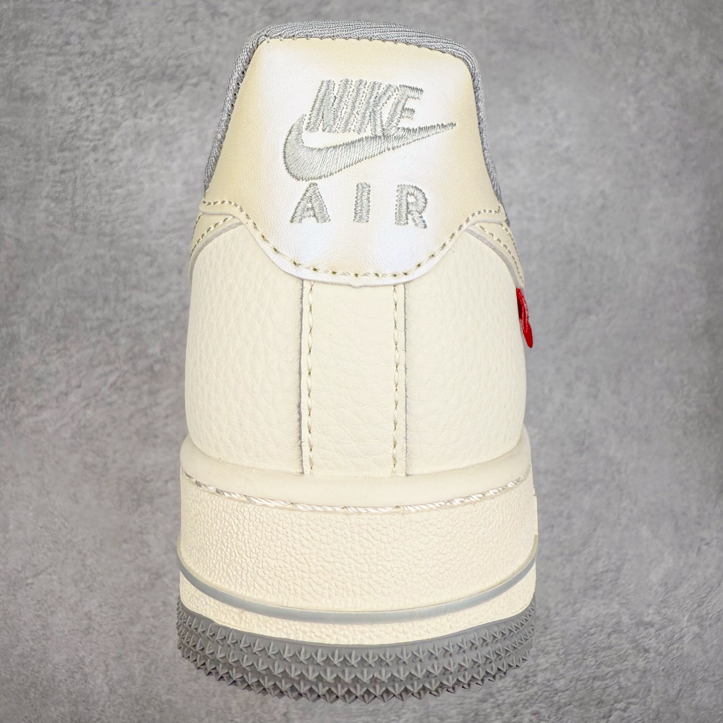 图片[8]-NK Air Force 1´07 Low 空军一号低帮百搭休闲运动板鞋 XX3168-195 柔软、弹性十足的缓震性能和出色的中底设计 横跨复古与现代的外型结合 造就出风靡全球 三十多年的Force 1 直到今天还深受青睐 实拍调校N版已经零色差零失真 百分百还原实物色彩所见即所得 不存在货不对板色差等低级问题 选购参考实物拍摄 不混卖不参货 只用心做好货严格选品 承诺混一赔十 尺码：36 36.5 37.5 38 38.5 39 40 40.5 41 42 42.5 43 44 44.5 45-选品中心