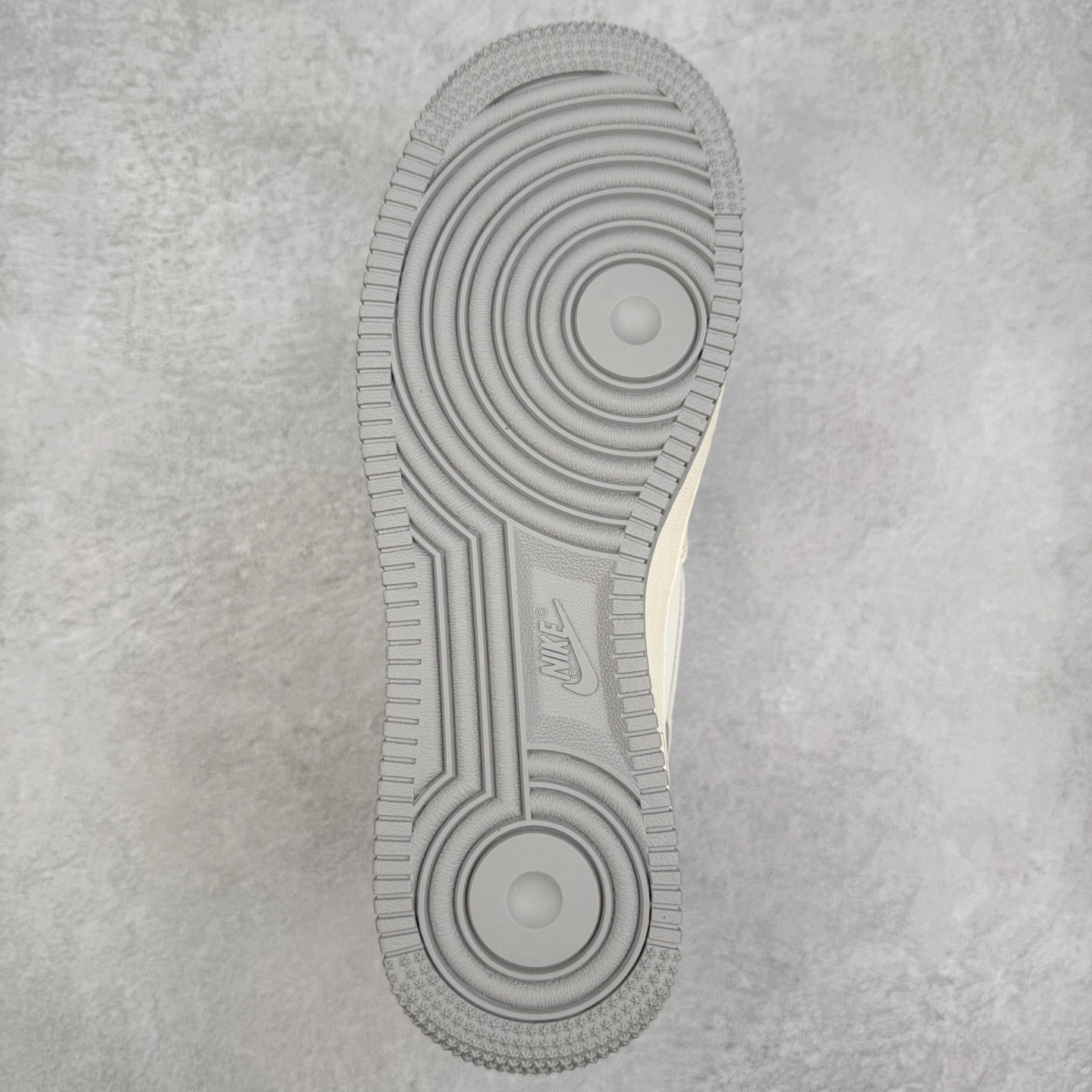 图片[9]-NK Air Force 1´07 Low 空军一号低帮百搭休闲运动板鞋 XX3168-195 柔软、弹性十足的缓震性能和出色的中底设计 横跨复古与现代的外型结合 造就出风靡全球 三十多年的Force 1 直到今天还深受青睐 实拍调校N版已经零色差零失真 百分百还原实物色彩所见即所得 不存在货不对板色差等低级问题 选购参考实物拍摄 不混卖不参货 只用心做好货严格选品 承诺混一赔十 尺码：36 36.5 37.5 38 38.5 39 40 40.5 41 42 42.5 43 44 44.5 45-选品中心