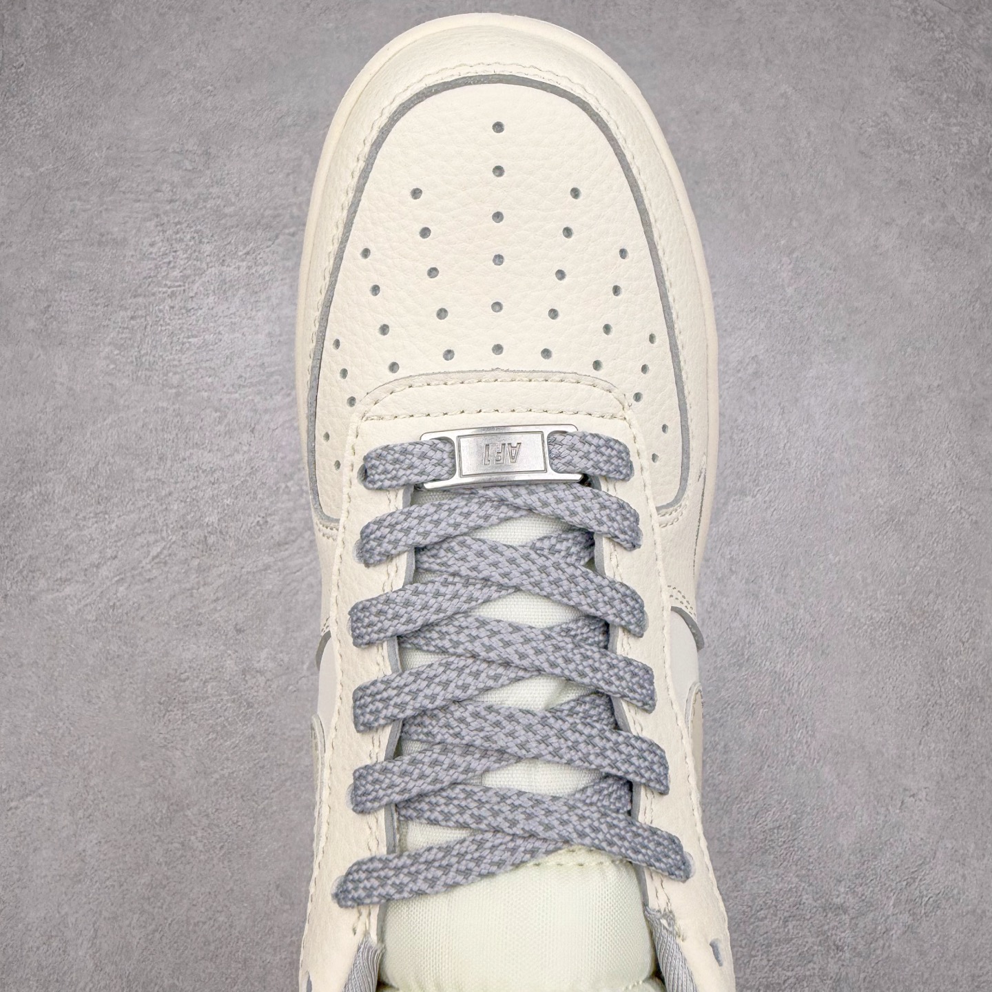 图片[4]-NK Air Force 1´07 Low 空军一号低帮百搭休闲运动板鞋 XX3168-195 柔软、弹性十足的缓震性能和出色的中底设计 横跨复古与现代的外型结合 造就出风靡全球 三十多年的Force 1 直到今天还深受青睐 实拍调校N版已经零色差零失真 百分百还原实物色彩所见即所得 不存在货不对板色差等低级问题 选购参考实物拍摄 不混卖不参货 只用心做好货严格选品 承诺混一赔十 尺码：36 36.5 37.5 38 38.5 39 40 40.5 41 42 42.5 43 44 44.5 45-选品中心