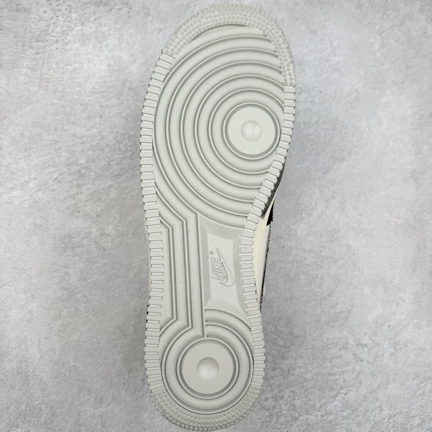 图片[9]-NK Air Force 1´07 Low 空军一号低帮百搭休闲运动板鞋 BD7007-333 柔软、弹性十足的缓震性能和出色的中底设计 横跨复古与现代的外型结合 造就出风靡全球 三十多年的Force 1 直到今天还深受青睐 实拍调校N版已经零色差零失真 百分百还原实物色彩所见即所得 不存在货不对板色差等低级问题 选购参考实物拍摄 不混卖不参货 只用心做好货严格选品 承诺混一赔十 尺码：36 36.5 37.5 38 38.5 39 40 40.5 41 42 42.5 43 44 44.5 45-选品中心