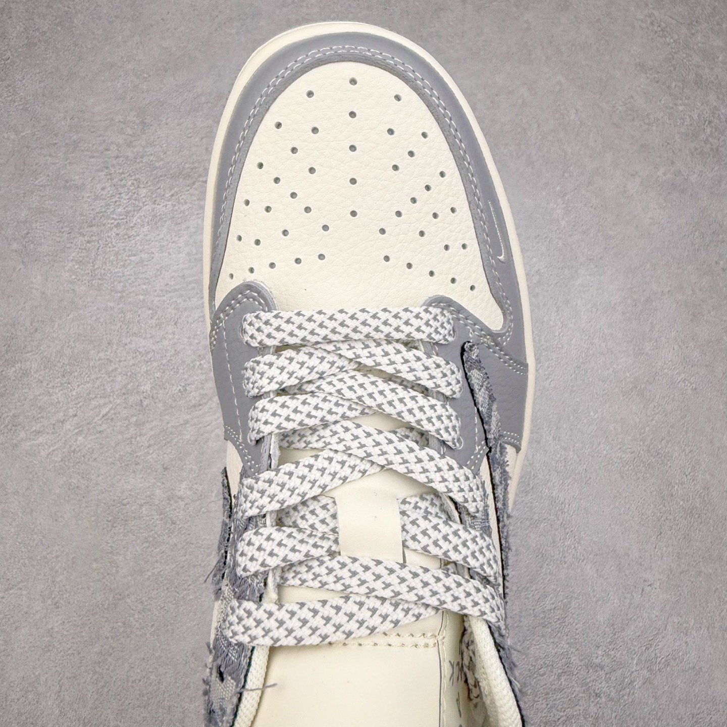 图片[4]-＃福利特价 TS x Air Jordan AJ1 Low 倒钩低帮联名定制配色 原厂内置气垫魔块 A模大底 头层小牛皮 鞋舌AJ原厂专用牛津布+AJ专用反口珍珠布+原厂无杂质高弹内里海棉+特殊封边弹力鞋带 尺码：36 36.5 37.5 38 38.5 39 40 40.5 41 42 42.5 43 44 44.5 45 46 47.5-选品中心