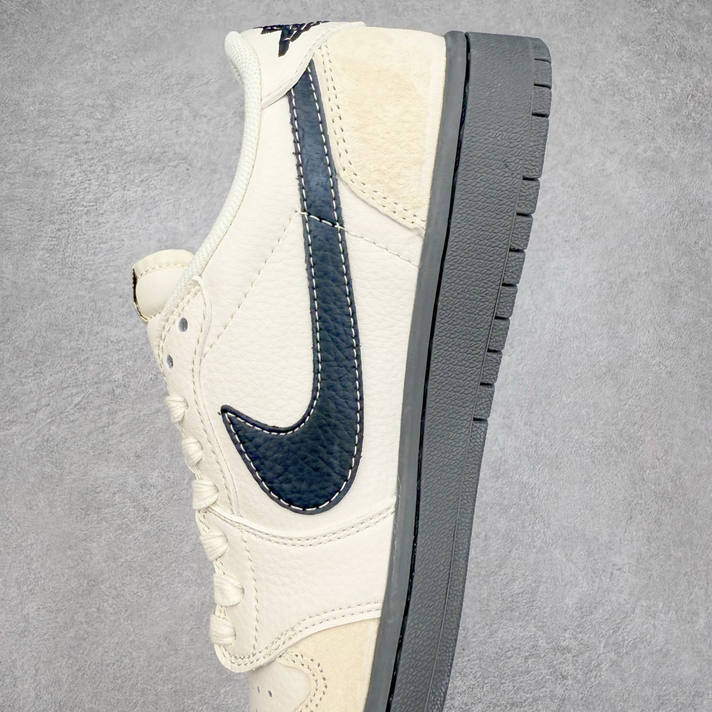 图片[7]-＃福利特价 TS x Air Jordan AJ1 Low 倒钩低帮联名定制配色 原厂内置气垫魔块 A模大底 头层小牛皮 鞋舌AJ原厂专用牛津布+AJ专用反口珍珠布+原厂无杂质高弹内里海棉+特殊封边弹力鞋带 尺码：36 36.5 37.5 38 38.5 39 40 40.5 41 42 42.5 43 44 44.5 45 46 47.5-选品中心