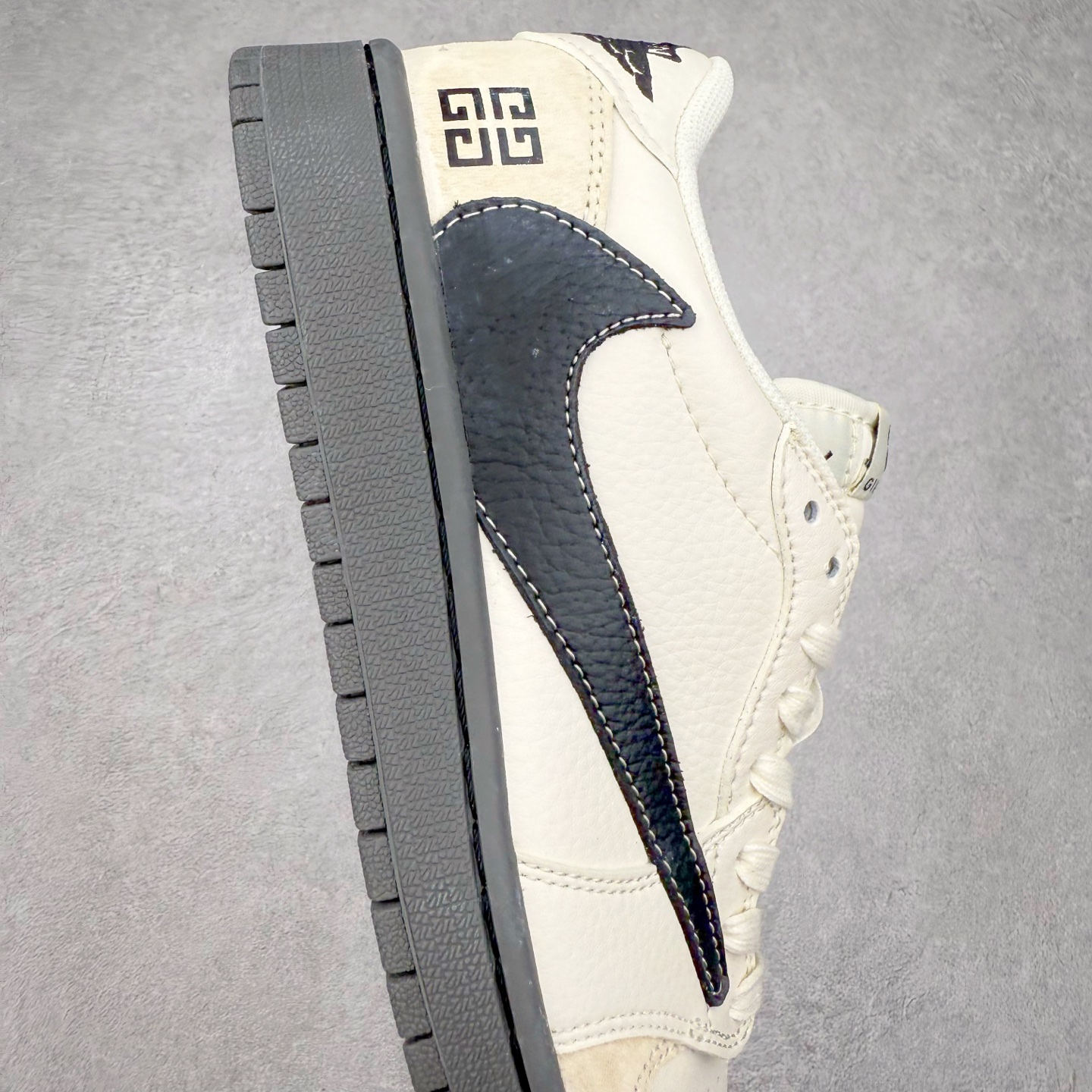 图片[6]-＃福利特价 TS x Air Jordan AJ1 Low 倒钩低帮联名定制配色 原厂内置气垫魔块 A模大底 头层小牛皮 鞋舌AJ原厂专用牛津布+AJ专用反口珍珠布+原厂无杂质高弹内里海棉+特殊封边弹力鞋带 尺码：36 36.5 37.5 38 38.5 39 40 40.5 41 42 42.5 43 44 44.5 45 46 47.5-选品中心