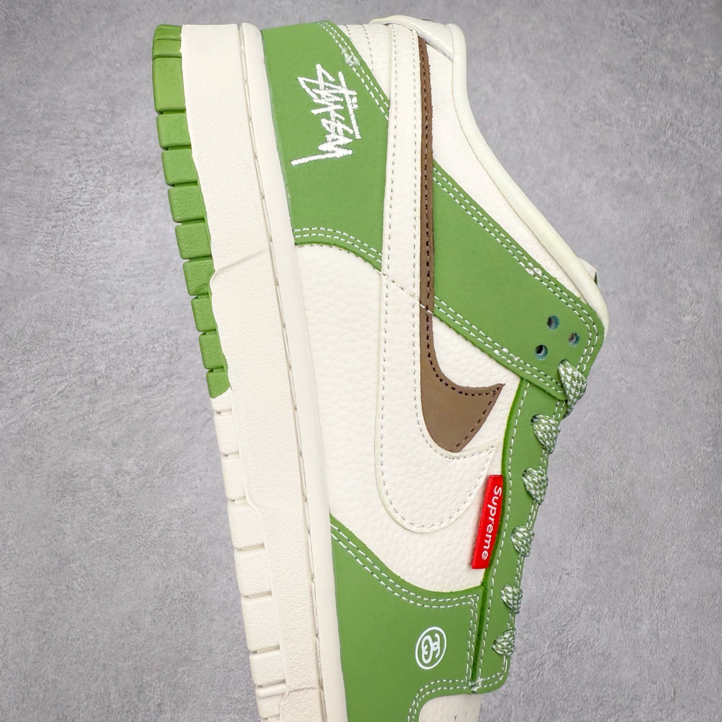 图片[6]-NK Dunk Low 定制配色 LW1818-120 大厂出品 极力推荐 原装头层材料 独家版型蒸餾加工帶來的是更好的视觉和脚感体验大厂纯原品质出货 清洁度 电绣工艺 皮料切割干净无任何毛边 细节完美 实拍调校N版已经零色差零失真 百分百还原实物色彩所见即所得 不存在货不对板色差等低级问题 选购参考实物拍摄 不混卖不参货 只用心做好货严格选品 承诺混一赔十 尺码：36 36.5 37.5 38 38.5 39 40 40.5 41 42 42.5 43 44 44.5 45-选品中心