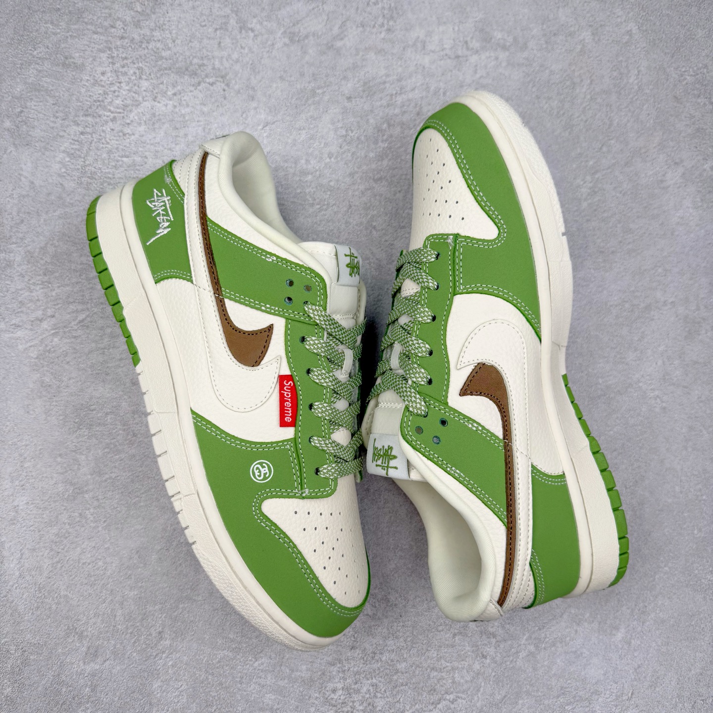 图片[3]-NK Dunk Low 定制配色 LW1818-120 大厂出品 极力推荐 原装头层材料 独家版型蒸餾加工帶來的是更好的视觉和脚感体验大厂纯原品质出货 清洁度 电绣工艺 皮料切割干净无任何毛边 细节完美 实拍调校N版已经零色差零失真 百分百还原实物色彩所见即所得 不存在货不对板色差等低级问题 选购参考实物拍摄 不混卖不参货 只用心做好货严格选品 承诺混一赔十 尺码：36 36.5 37.5 38 38.5 39 40 40.5 41 42 42.5 43 44 44.5 45-选品中心